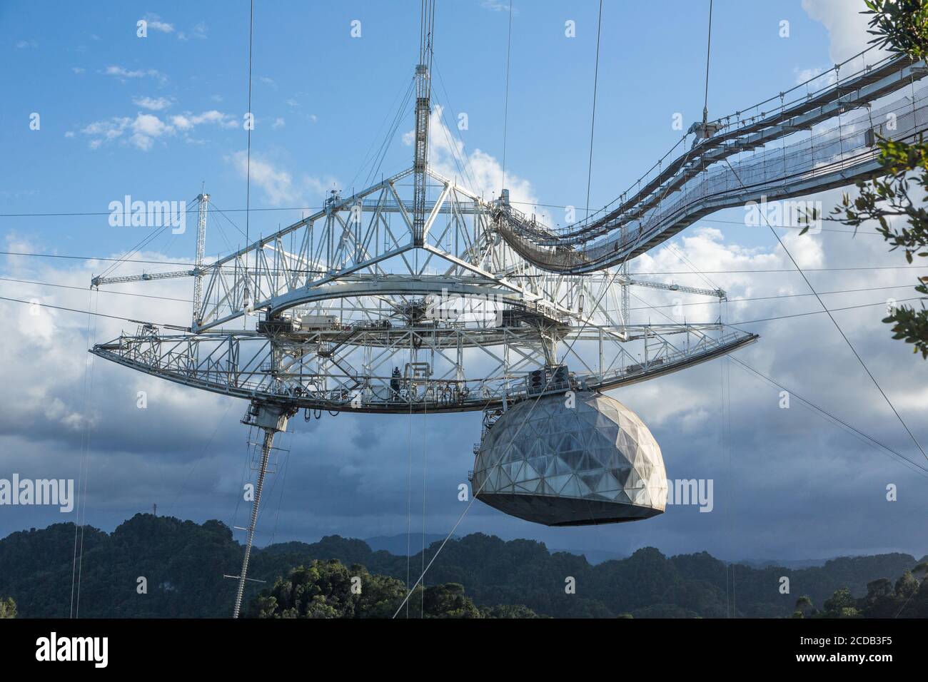 Il riflettore a cupola gregoriano e l'antenna di alimentazione della linea  di ritardo sono sospeso a 490 piedi sopra la parabola radiotelescopi del  Osservatorio di Arecibo a Puerto Ric Foto stock -
