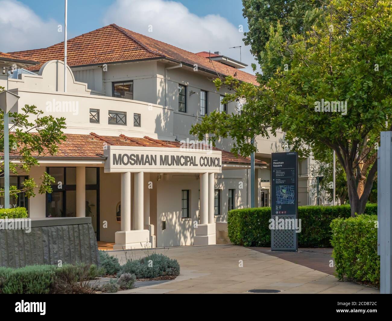 Facciata del Consiglio Municipale di Mosman in un pomeriggio estivo soleggiato Foto Stock
