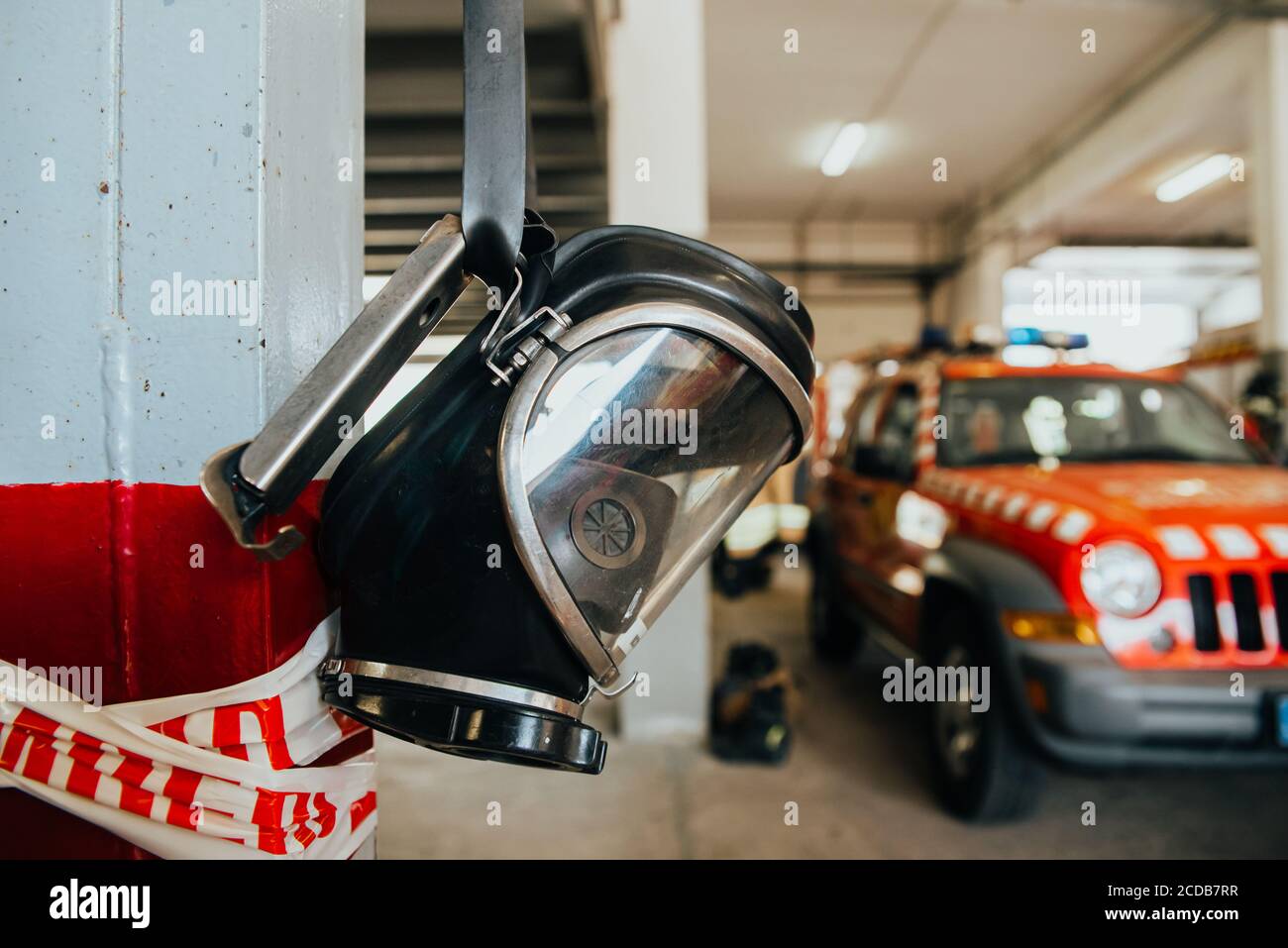 Maschera professionale per la respirazione in ambienti contaminati da fumo da vigili del fuoco. Foto Stock
