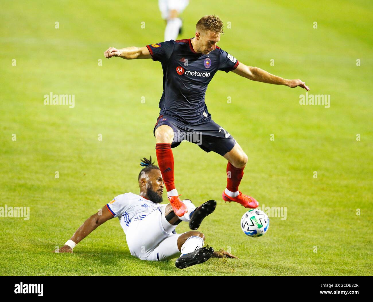 Chicago Fire FC Forward Fabian Herbers (21) combatte per Palla contro Major League Soccer (MLS) FC Cincinnati difensore Kendall Waston (2) su Tuesd Foto Stock