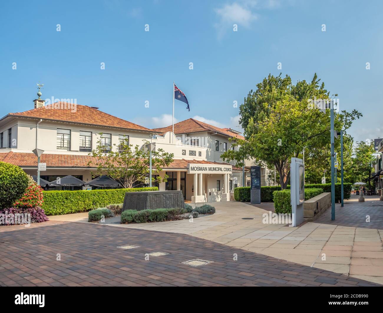 Facciata del Consiglio Municipale di Mosman in un pomeriggio estivo soleggiato Foto Stock