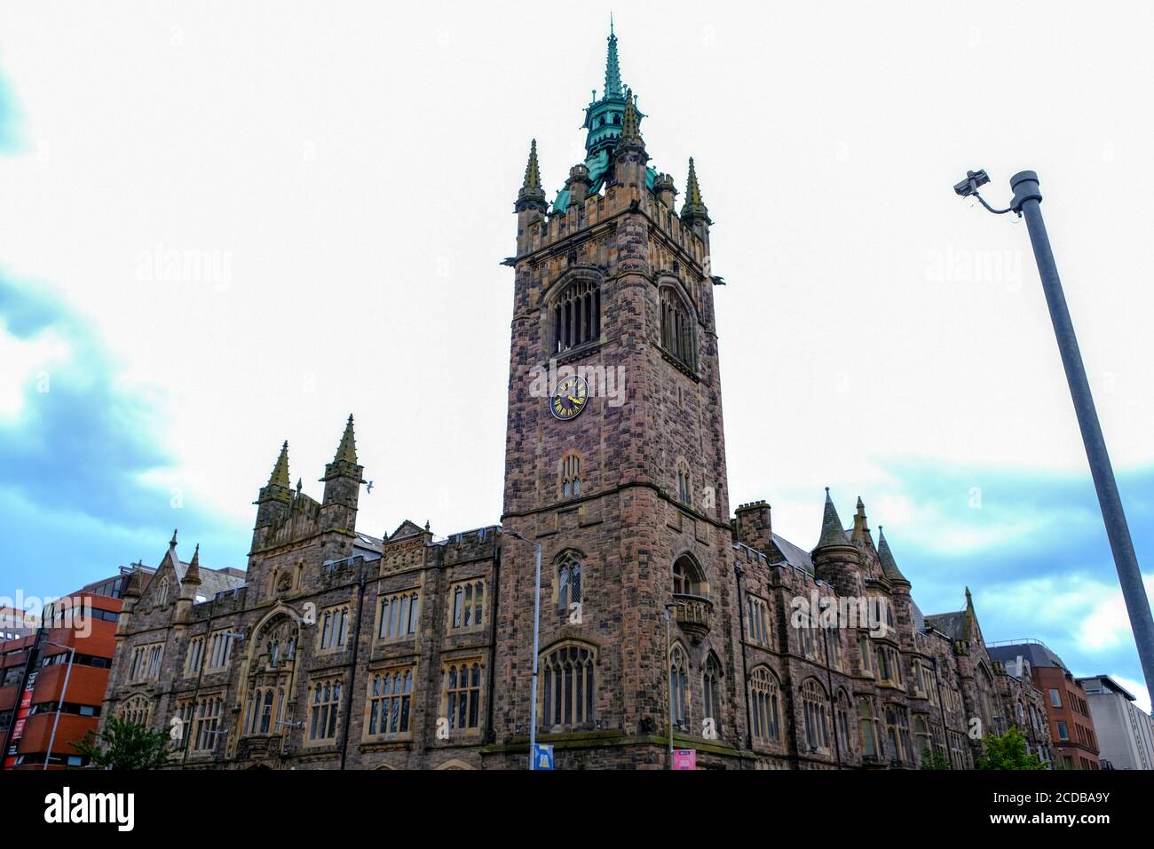 Belfast - Agosto 2019: Il centro congressi al tramonto Foto Stock