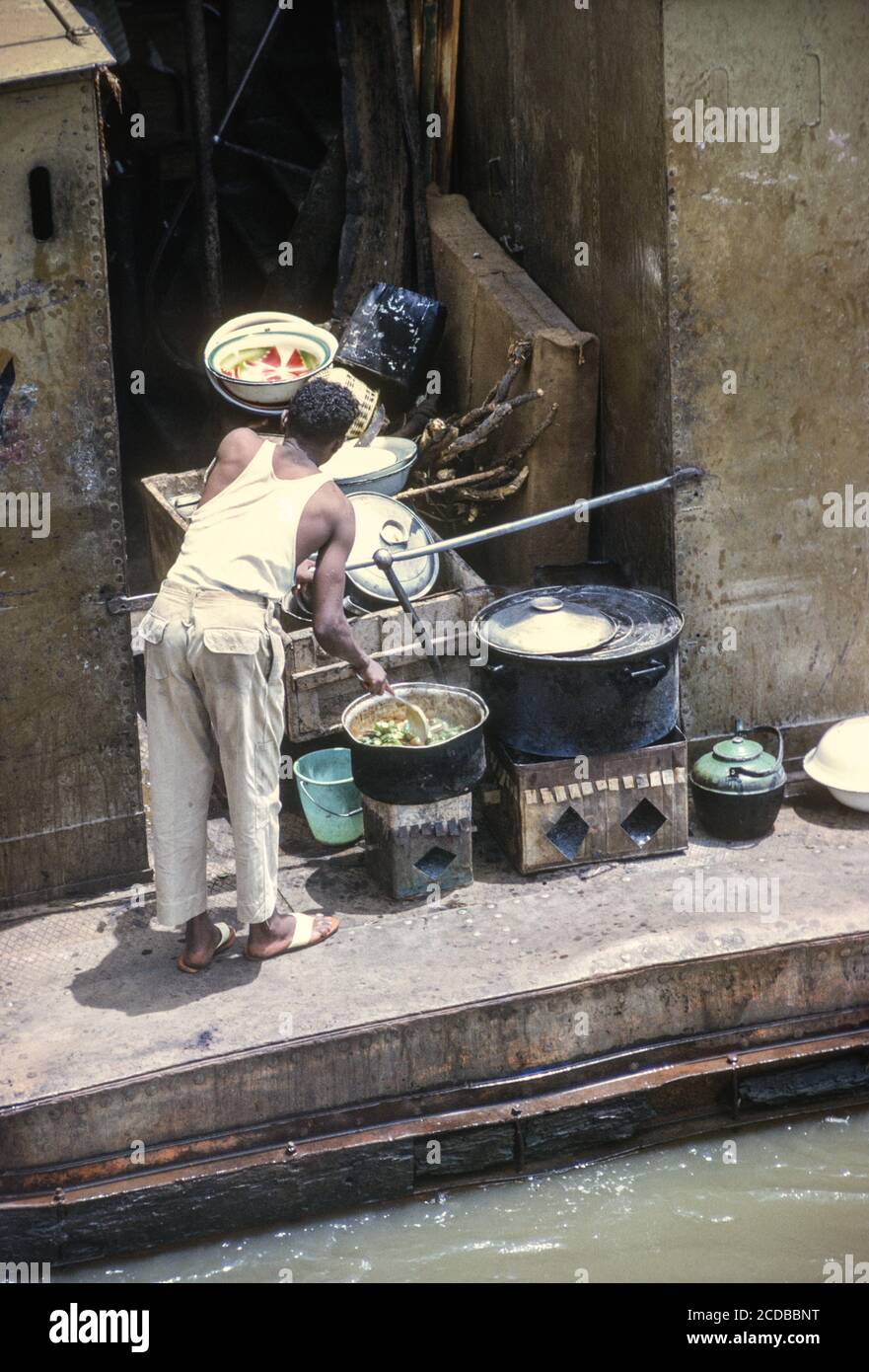 Sudan del Sud. Trasporto sul Nilo. Pranzo di cucina. Fotografato nel settembre 1972. Foto Stock