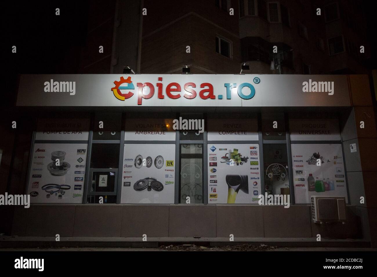 BRASOV, ROMANIA - 14 FEBBRAIO 2020: Logo Epiesa di fronte al loro negozio  per Brasov. Epiesa.ro è una catena rumena di rivenditori di automobili e  auto s Foto stock - Alamy