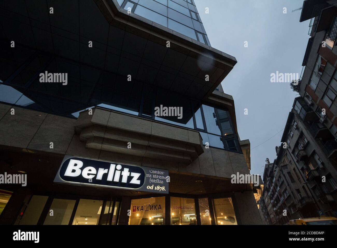 BELGRADO, SERBIA - 8 DICEMBRE 2018: Logo Berlitz di fronte al loro ufficio locale per Belgrado. Berlitz è una catena americana di scho di formazione linguistica Foto Stock