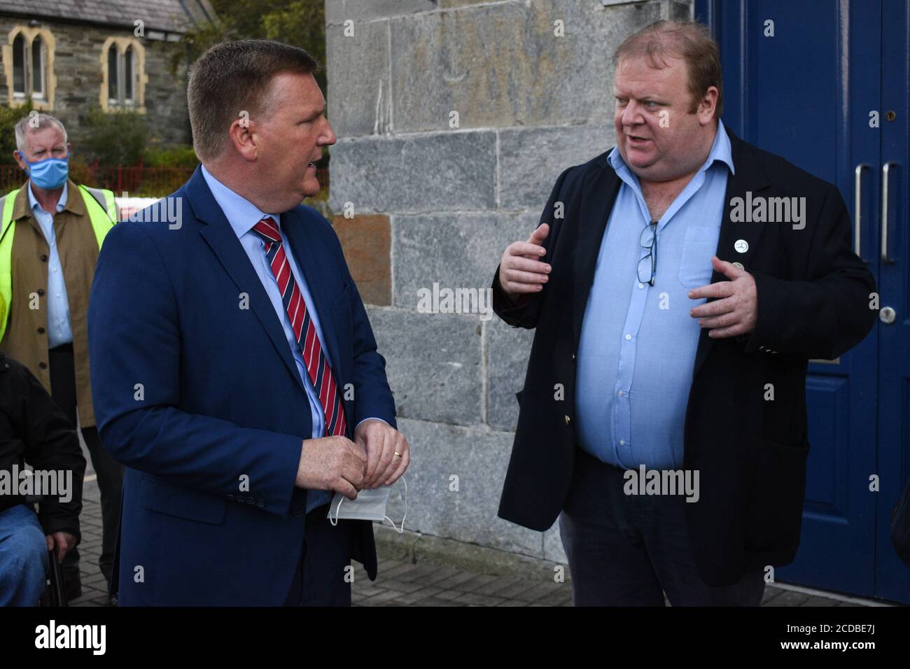 Michael McGrath Ministro delle spese pubbliche e delle riforme ha visitato il Bantry per discutere con la gente del posto sulle recenti inondazioni Foto Stock