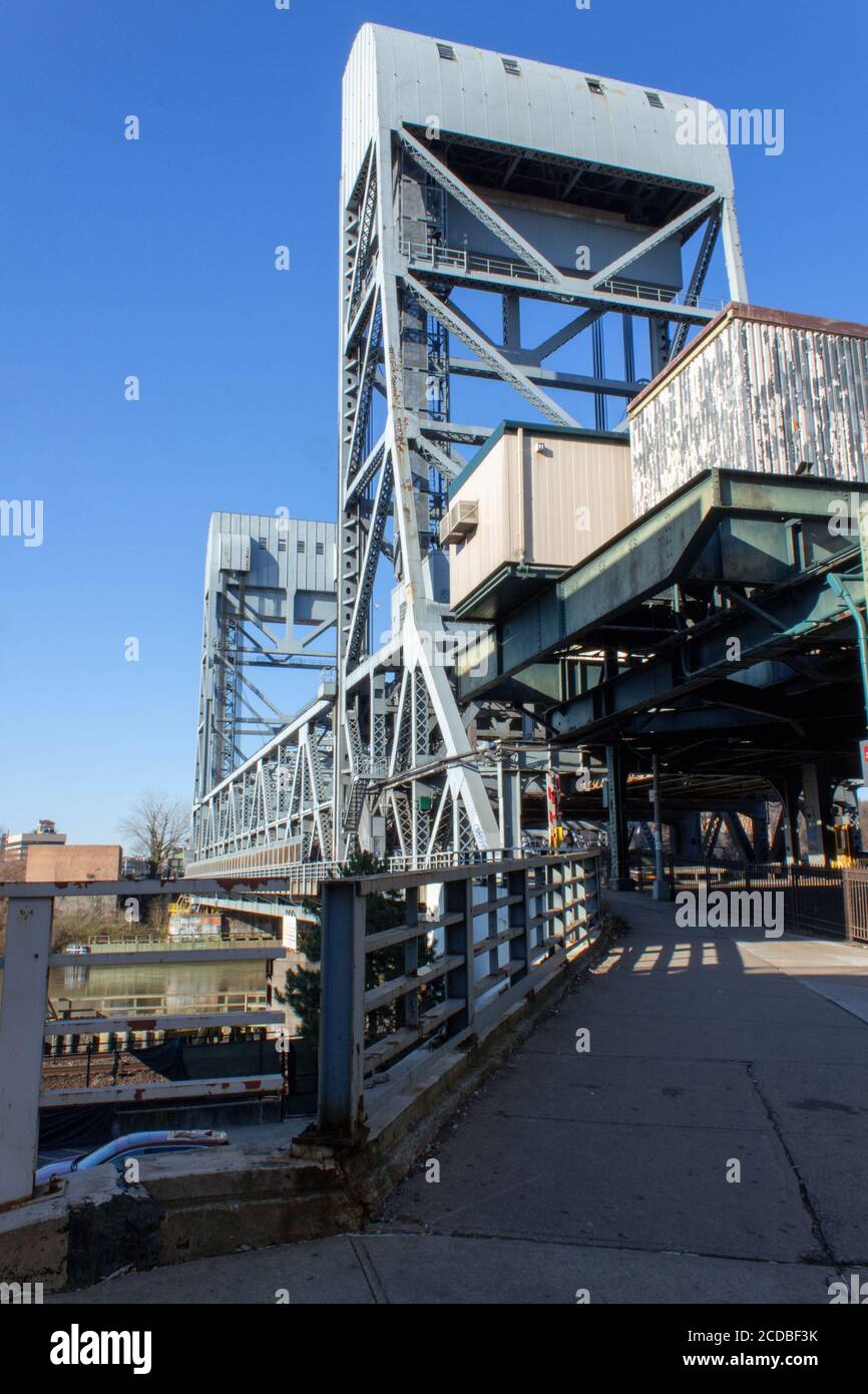 Passerella pedonale che conduce al Ponte di Broadway, un ponte di ascensore che passa sopra il canale delle navi del fiume Harlem che collega Northern Manhattan al Bronx Foto Stock