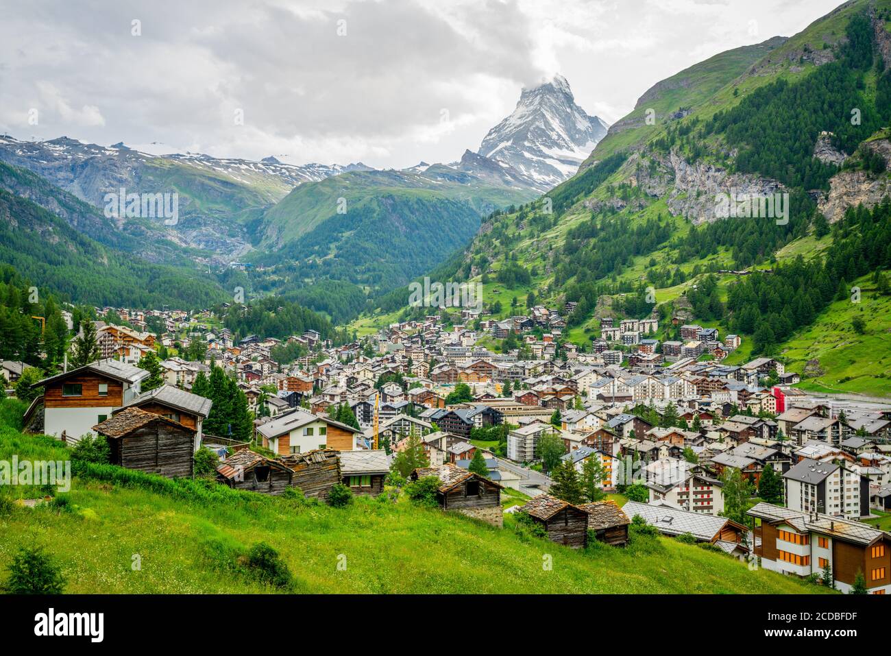 Zermatt villaggio montano paesaggio urbano vista dall'alto con la vetta del Cervino Sfondo e tempo coperto durante l'estate a Zermatt Svizzera Foto Stock