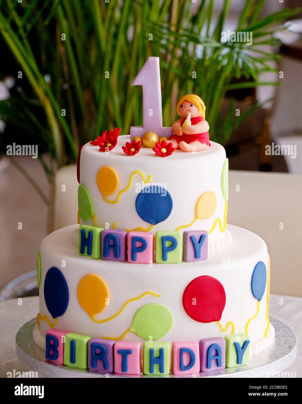 torta di compleanno. Luminoso e colorato con un carattere fantastico. Arte marzapane Foto Stock