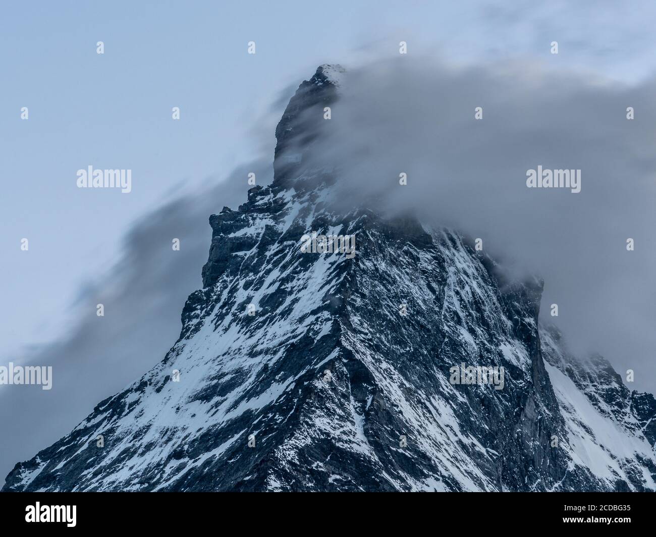 Foto a lunga esposizione della vetta del Cervino con passaggio di nuvole Di fronte al monte durante l'estate preso da Zermatt Nelle Alpi svizzere Svizzera Foto Stock