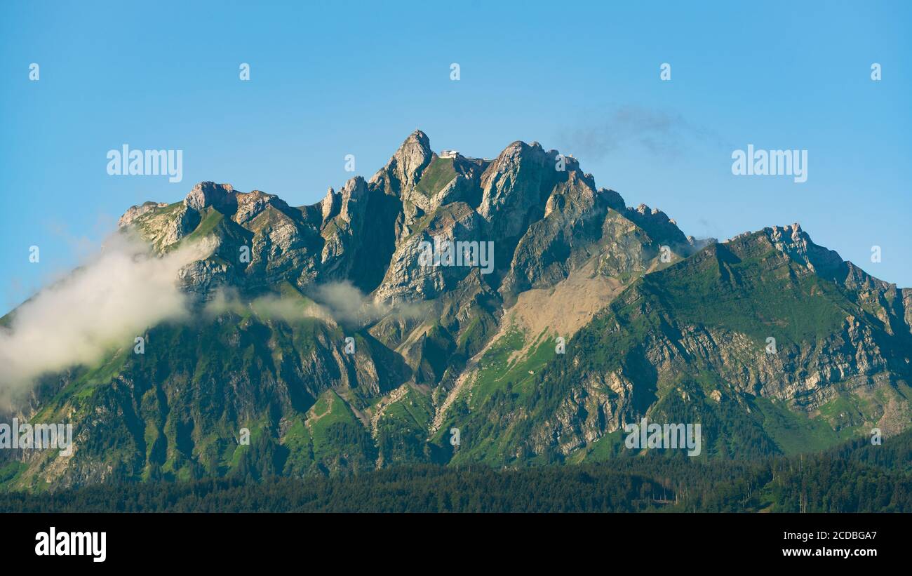 Pilatus kulm montagna cima vista distante da Lucerna durante Estate con cielo azzurro in Svizzera Foto Stock