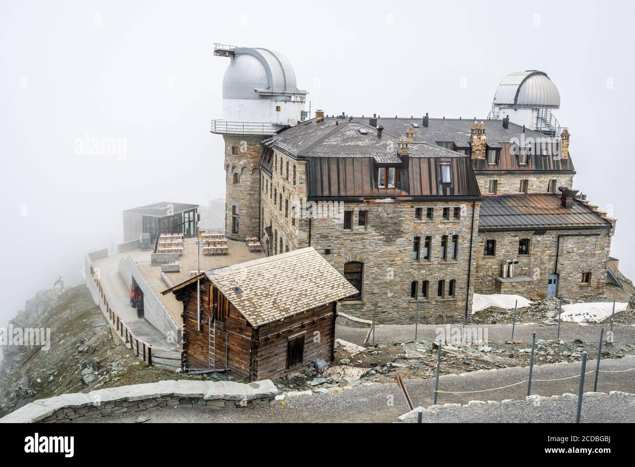 Zermatt Svizzera , 3 luglio 2020 : osservatorio e hotel di Gornergrat chiusi e vuoti durante l'estate 2020 e covid-19 crisi in mezzo alle nuvole a 31 Foto Stock