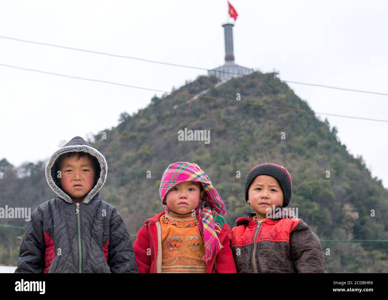 Campo di riso terrazzato all'interno della nebbia e raggio di mattina in Mu Cang Chai Vietnam Foto Stock