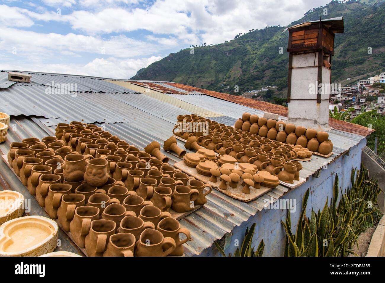 Ceramiche crude o "verde" si asciuga sul tetto dello stagno di un laboratorio di ceramiche in San Antonio Palopó, Guatemala. Foto Stock