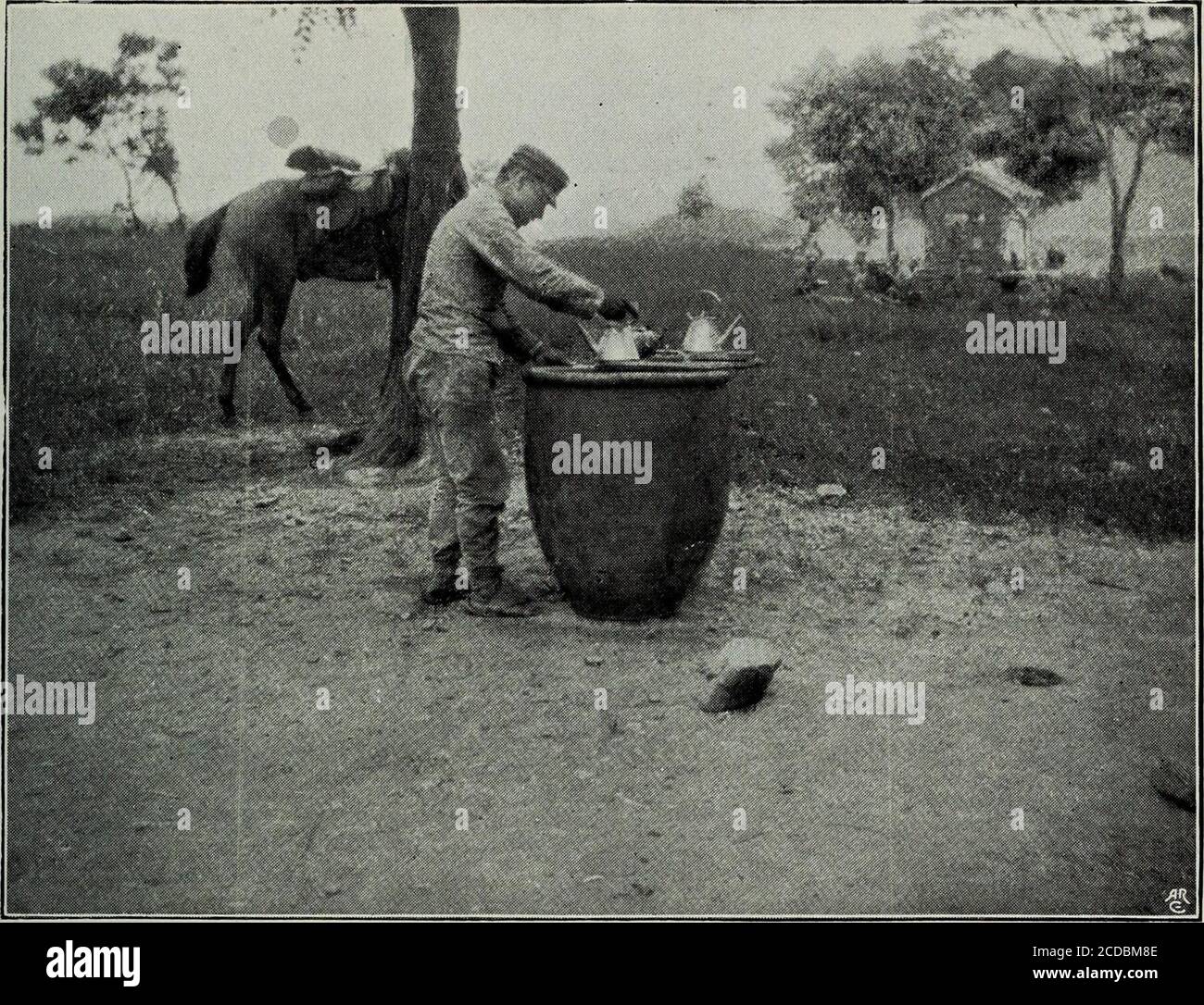 . La guerra russo-giapponese : rapporti medici e sanitari di ufficiali attaccati alle forze giapponesi e russe nel campo, personale generale, Ufficio di guerra, aprile 1908 . Stazione per bollire l'acqua a Tang-hsiang-kung-tai, durante l'estate del 1905, mostrando campo cucina e cavoldro di riso per bollire l'acqua, con il filtro Ishiji per chiarire l'acqua oltre. N. 15. [Dopo pagina 443.. Una stazione di acqua bollita sulla linea di marzo nella penisola di Liao-tung, estate del 1904. Il vasetto cinese di terracotta è stato tenuto riempito con acqua di orzo. N. 16. Foto Stock