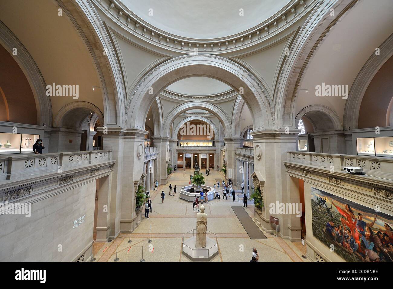 New York City, Stati Uniti. 27 Agosto 2020. I visitatori sono visti camminare attraverso la Grande Sala all'entrata del Metropolitan Museum of Art durante un'anteprima prima della sua riapertura Sabato prossimo, New York, NY, 27 agosto 2020. Con la riapertura di istituzioni culturali in tutta la città, musei come IL MET istituiranno una serie di precauzioni, tra cui orari ridotti, biglietti riservati, mandati mascherati, limitando drasticamente la partecipazione a un quarto della capacità. (Anthony Behar/Sipa USA) Credit: Sipa USA/Alamy Live News Foto Stock