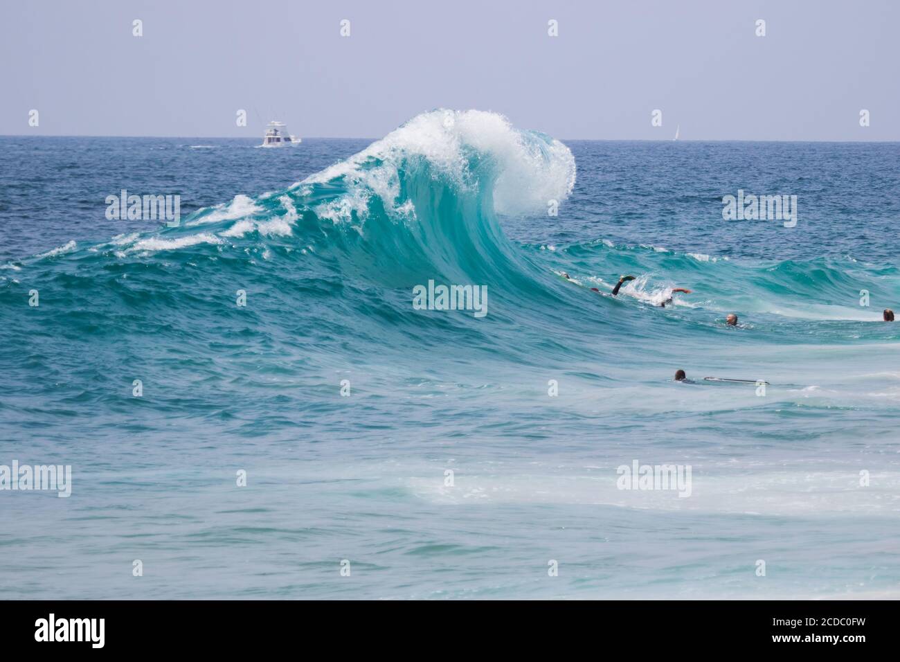 Un'onda che si infrange sulla spiaggia di Cylinds Newport Beach California STATI UNITI Foto Stock