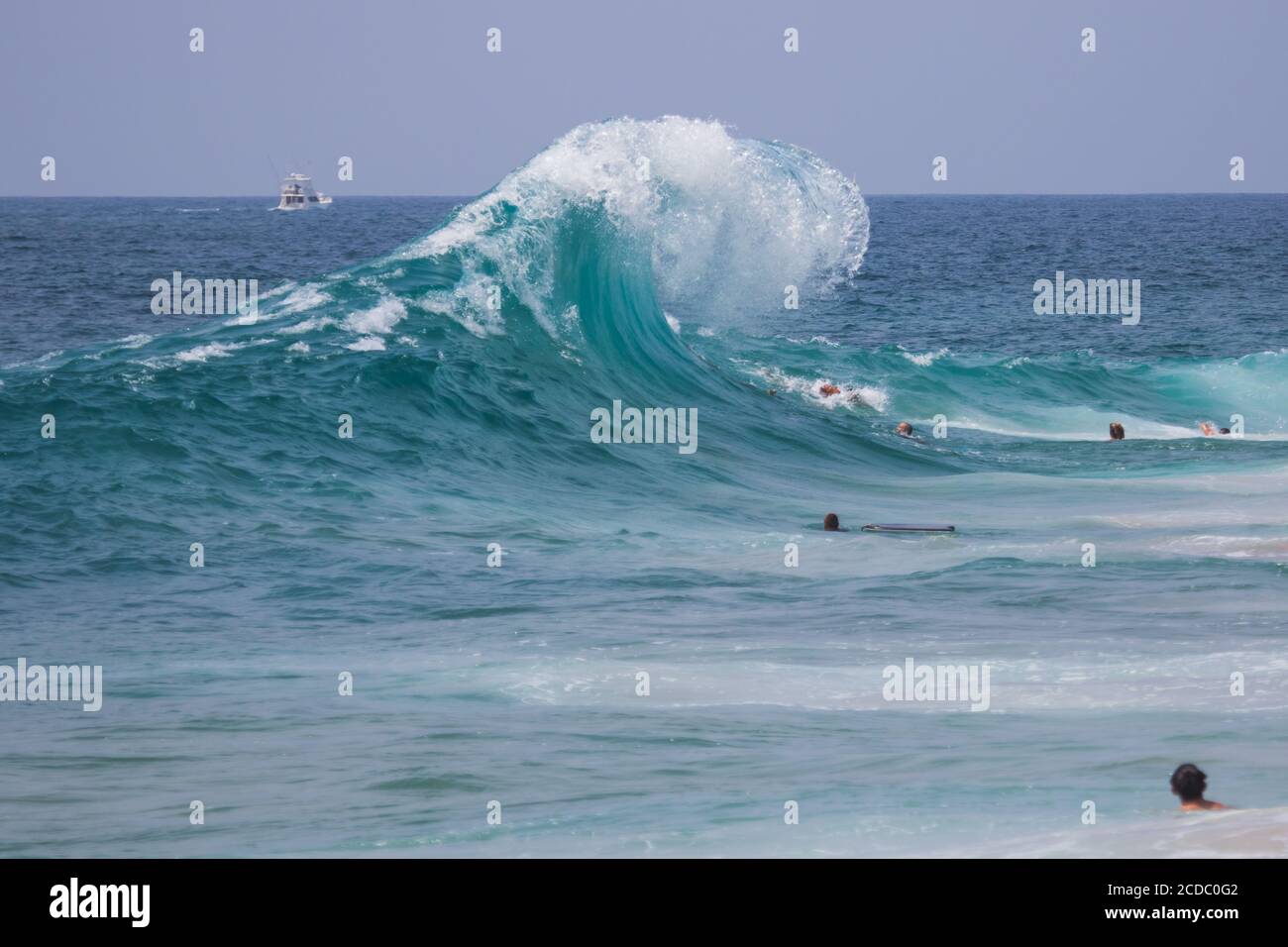 Un'onda che si infrange sulla spiaggia di Cylinds Newport Beach California STATI UNITI Foto Stock