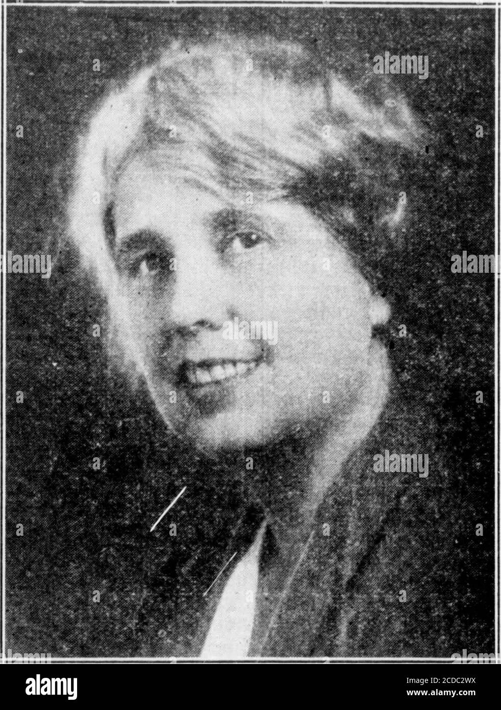 . The Rotunda . Eurs C. The Dramtic Club of S. T. C. e The Jongleurs of Hampden-Sydneypresented dover Road by A. A.Milne in the S. T. C. auditoriumPiiday sera, 2 dicembre. Thisproduction è stata la più piacevole andvaluable ed è stato assistito da alarge ed entusiasta pubblico. Il cast, sotto la direzione di Miss Leola Wheeler, ha mostrato i re-sulti di una formazione approfondita, per theyritratted i personaggi con abilità e facilità. Il gioco è stato pieno di spiriti, linee spiritose e situazioni comiche e gli attori hanno catturato il tatto e abilmente mostrato al pubblico. Raymond Gordon ha mostrato Foto Stock