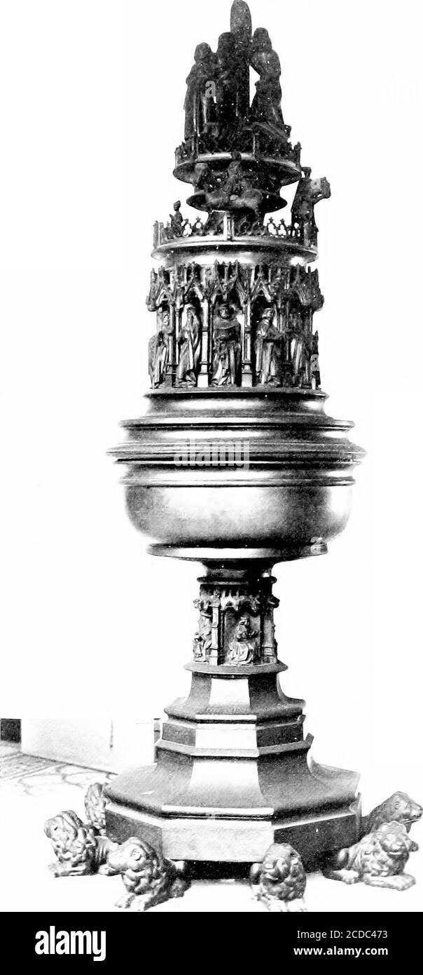 . Dinanderie; una storia e una descrizione dell'opera d'arte mediæval in rame, ottone e bronzo . Fig. 19.-Casa di Peter Bladelin, Bruges potrebbe mantenere una parte del traffico che stava passando awayto Sluys. Aveva fortificato la città e si era costruito lì, e quando la caduta di Dinant è accaduto ha in-duced una colonia di Dinantois per stabilirsi in essa. Tale fu l'influsso con il re inglese, che probabilmente visitò Middel-burg nel 1468, quando si trovava a Damme per il matrimonio di sua sorella Margaret di York con Charles il Bold, che lui. ILAIE A FOXT, S. AIARTIX, MALA I PAESI BASSI 75 ottenuto da lui Foto Stock