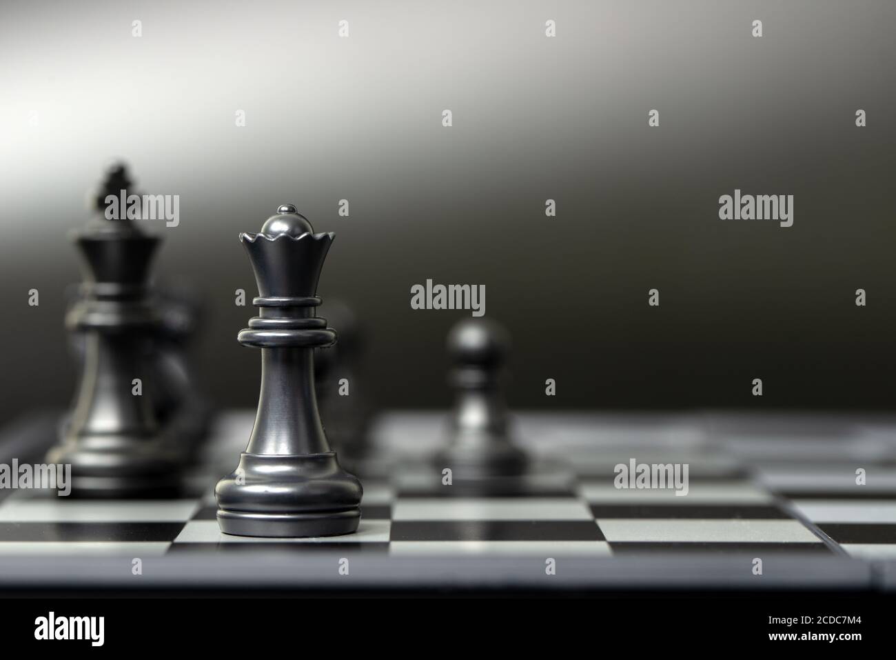 Pezzi di scacchi sulla scheda Foto Stock