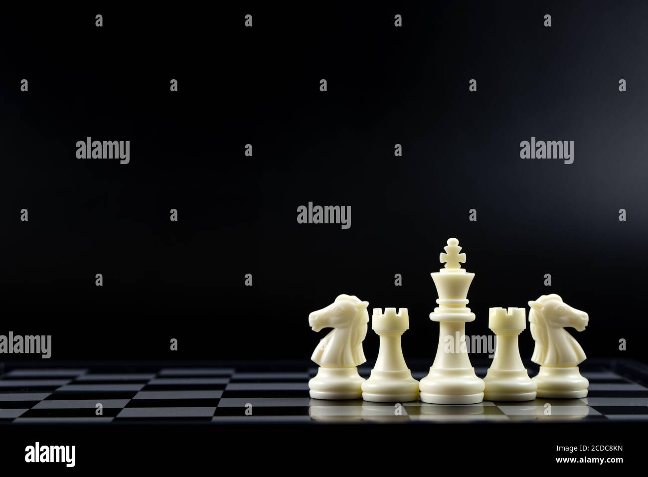 Pezzi di scacchi sulla scheda Foto Stock