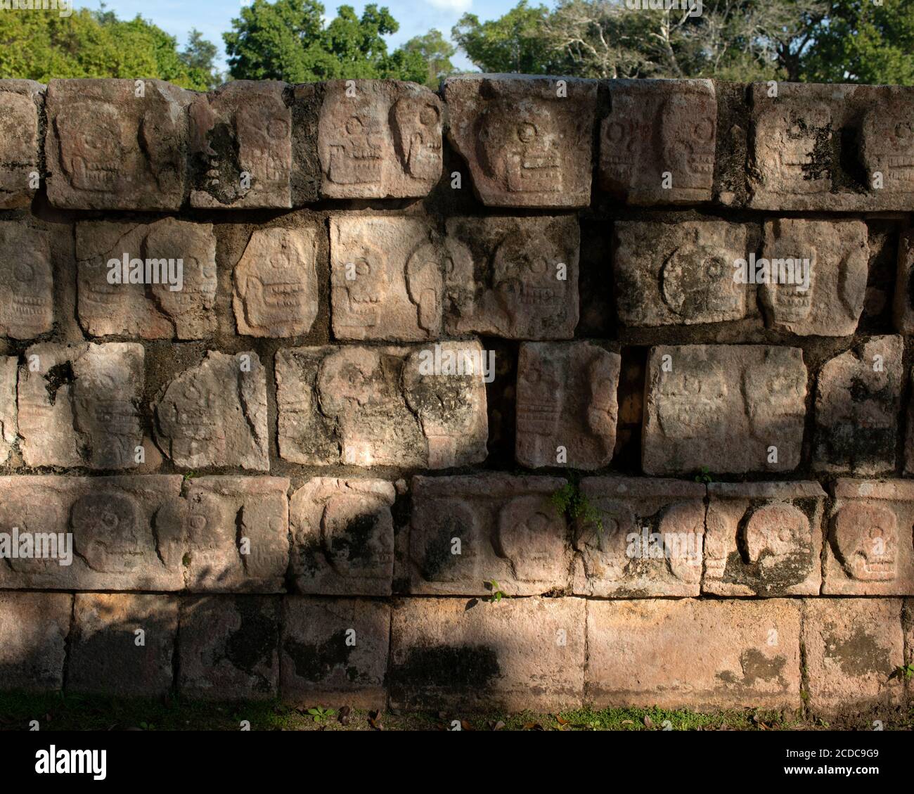 Antiche incisioni di figure umane presso l'antico sito archeologico Maya di Chichén Itzá, Stato di Yucatán, Messico. Foto Stock