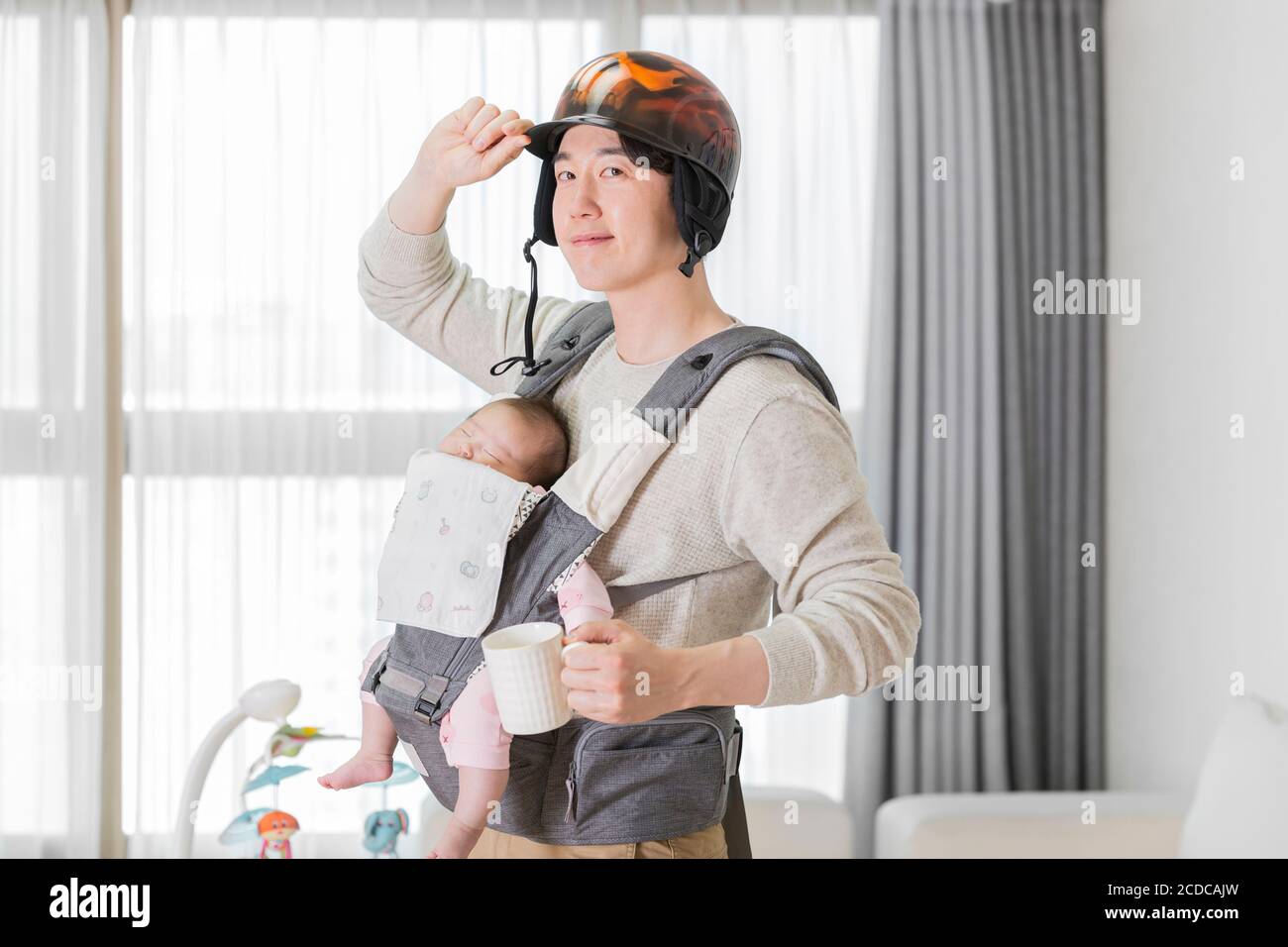 Moderno concetto di giovane famiglia, giovane madre e padre con neonato 449 Foto Stock