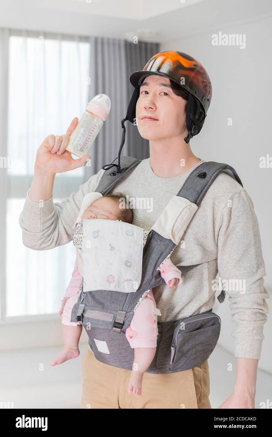 Moderno concetto di giovane famiglia, giovane madre e padre con neonato 450 Foto Stock
