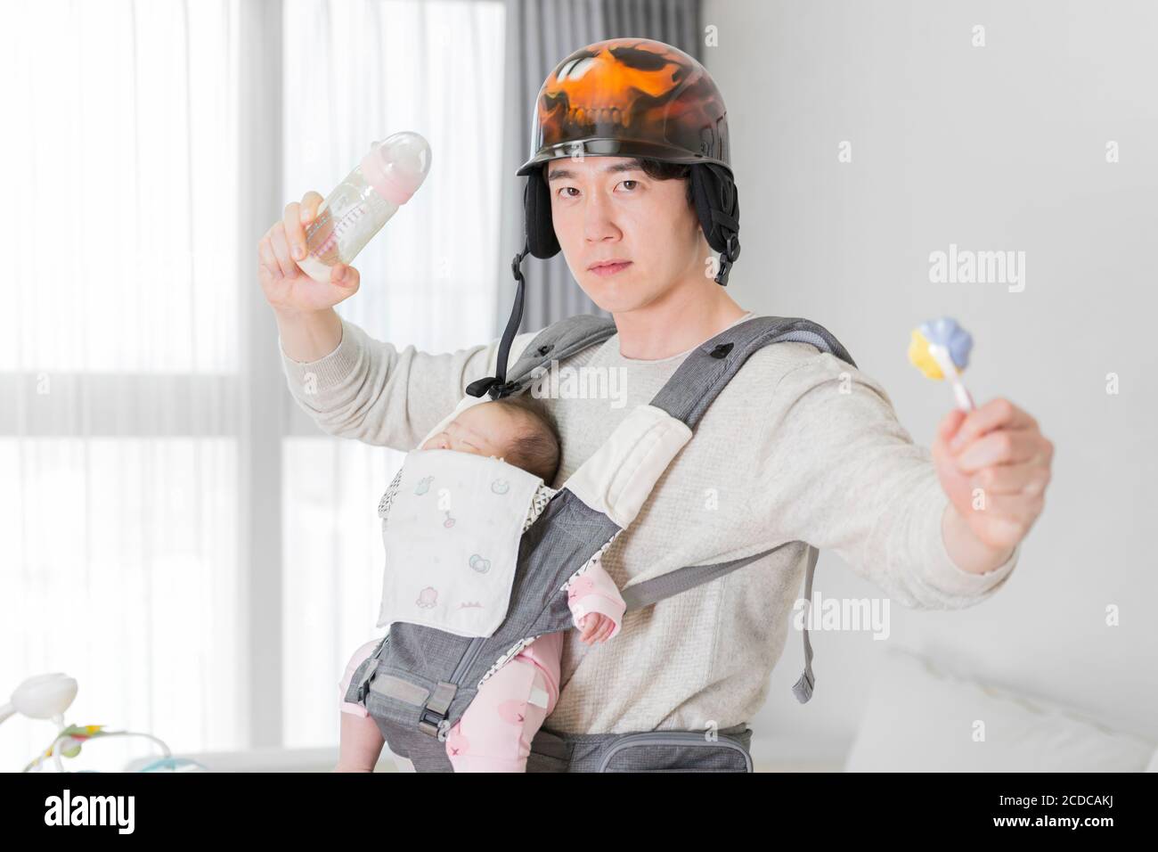 Moderno concetto di giovane famiglia, giovane madre e padre con neonato 451 Foto Stock