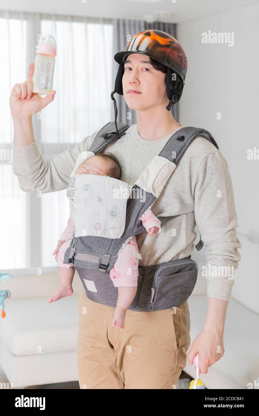 Moderno concetto di giovane famiglia, giovane madre e padre con neonato 413 Foto Stock