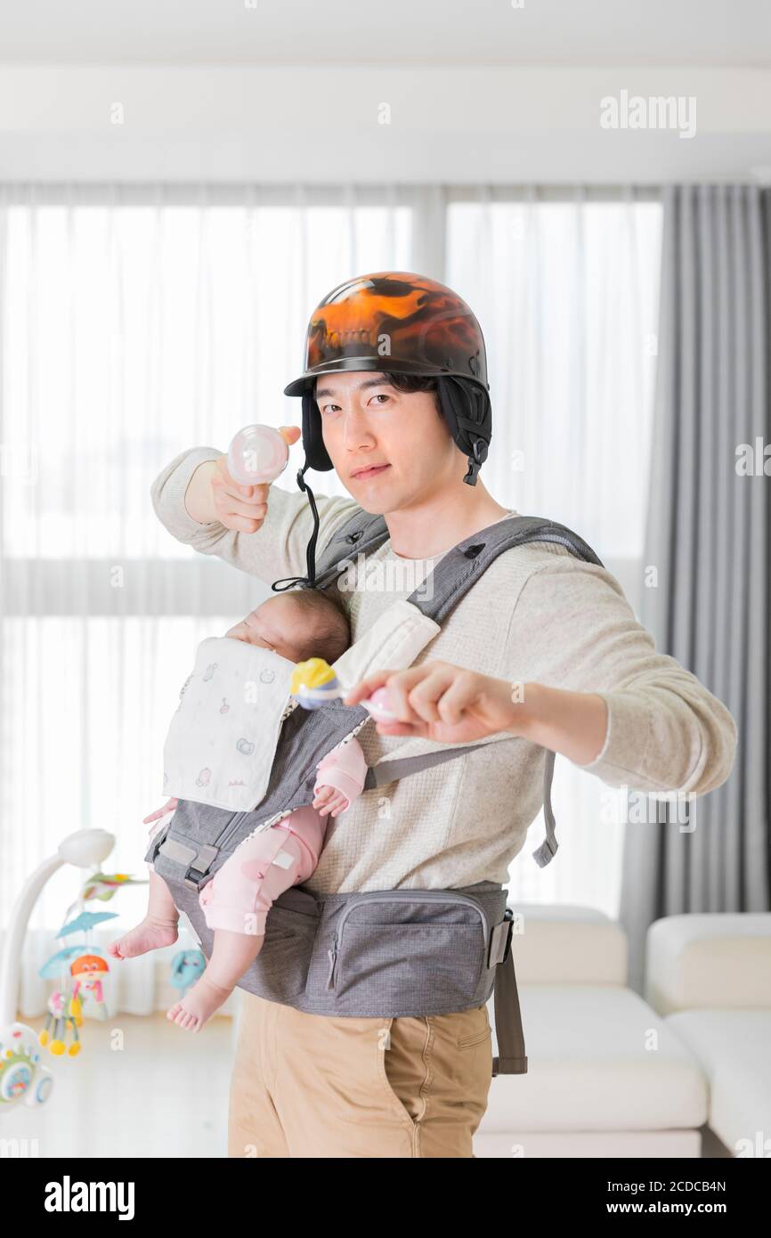 Moderno concetto di giovane famiglia, giovane madre e padre con neonato 412 Foto Stock