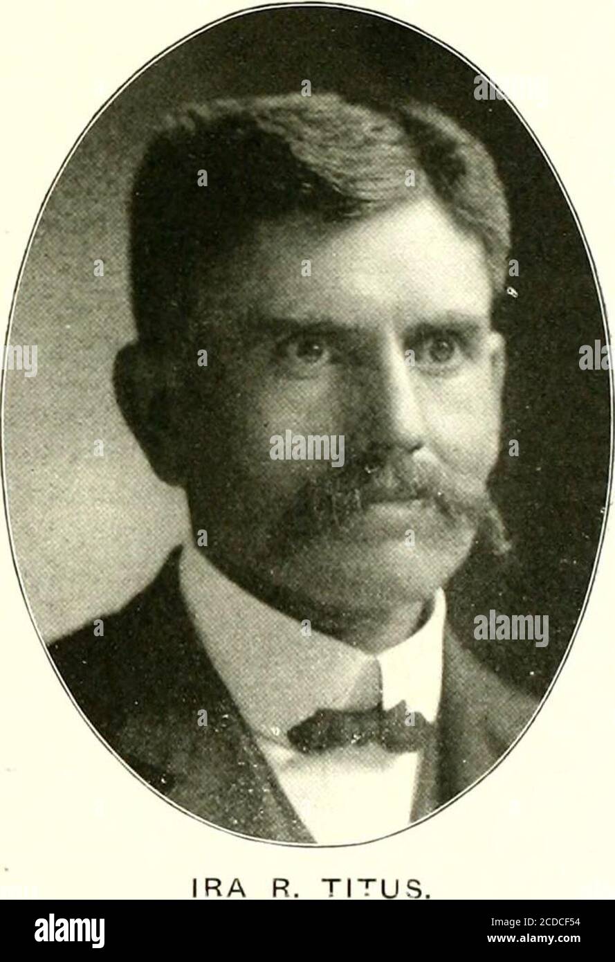 . Enciclopedia storica dell'Illinois . Lee County, dove risiede oggi. È ancora il proprietario di una fattoria di 160 acri nella Contea di Whiteside, oltre a detenere interesse con i suoi due figli, Edgar L. e IraR., in 400 acri in Viola Township, Lee County.about 1859 il signor Titus ha trascorso un breve periodo di estrazione dell'oro con successo in Colorado. È un di-rettore della prima Banca Nazionale di Steward, è un repubblicano in politica ed è stato membro della Fraternità Odd Fellows dal 185S. TITO, membro della ditta TitusBrothers, banchieri e commercianti di cereali. Steward, III., è nato nella contea di Richland, III., D. Foto Stock