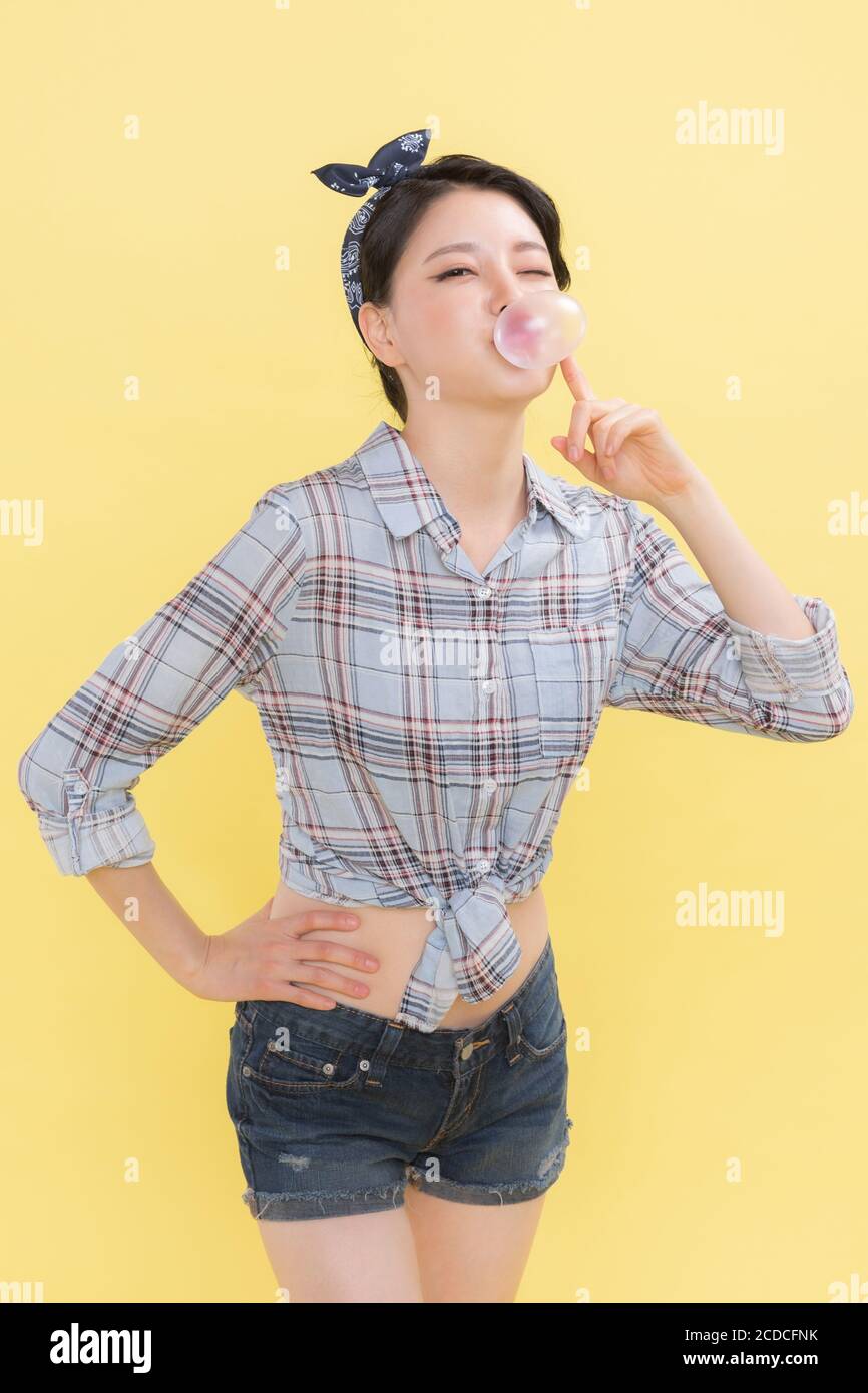 Concetto di stile di vita, tempo di shopping felice. Giovane donna asiatica con borse e cart. 349 Foto Stock