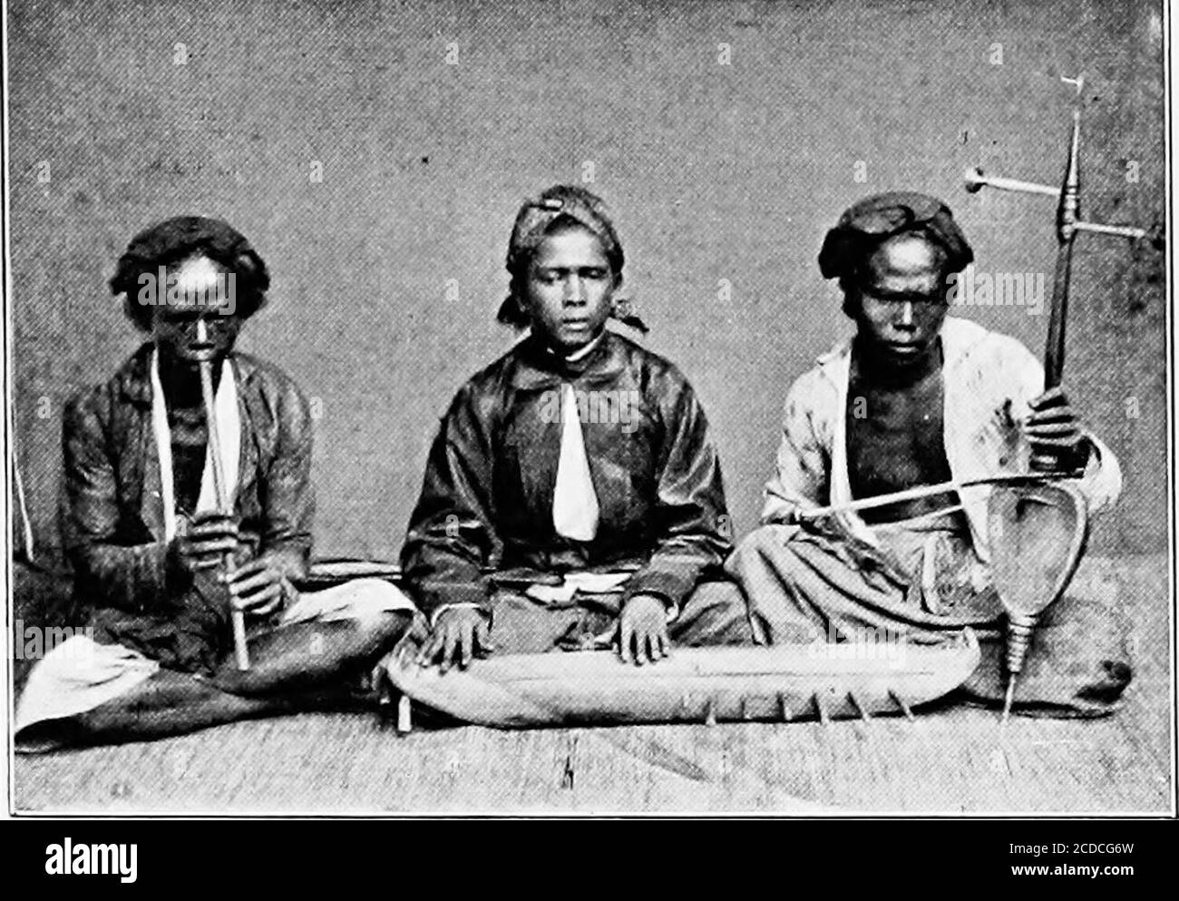 . Fatti e fanciulle su Java . nd una ninfa sussurra nel suo thesecret auricolare da cui dipende la vita dei Titans;il suo punto vulnerabile è la punta della sua lingua.Sang PARTA ora riprende il suo vero nome:e, come Ardjuna, va cercare Nidawatakawata.After molti vagabondaggi e aven-tures perilous, In cui Shiwas miracoloso lo spearstands in buona posizione, finalmente meetshis destinato antagonista, e lo sfida tosingle Combat. Per molto tempo combattono, ciascuno a sua volta sembrando victor e sconfessato, fino a quando, finalmente, Ardjuna, che teme di averecleaved una spinta mortale, affonda giù. Poi, come il Raksasa, saltando su di me Foto Stock