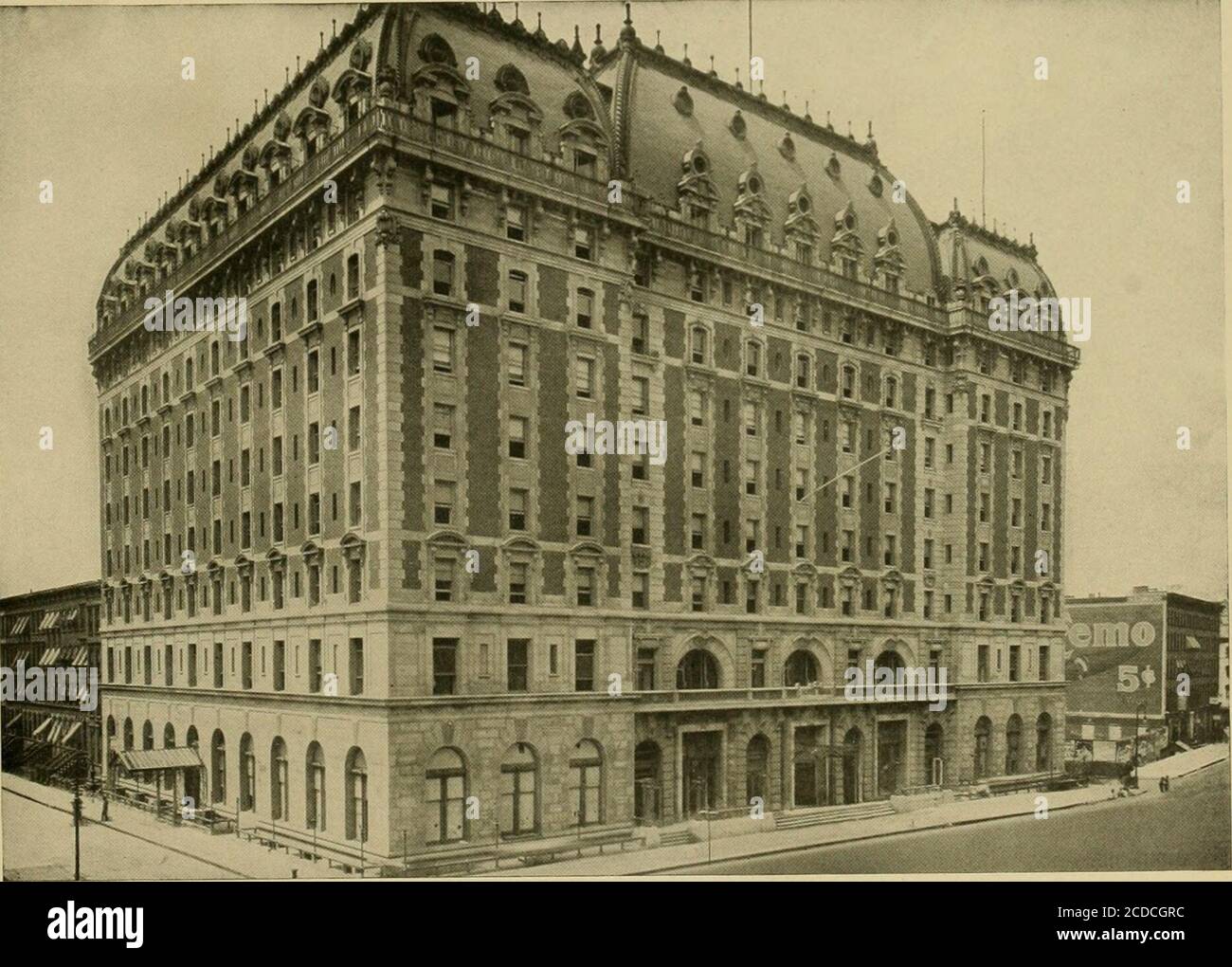 . Scene di New York moderna . -I. L'HOTEL ASTOR. Long Acre Square e 44th Street. Eretto nel 1904 da William Waldorf Astor. Uno degli hotel piu' sontuosi del mondo. Costruito con materiali assolutamente ignifughi, contiene seicento camere ospiti, grandi ristoranti, sala griglieria, giardino di palme, giardino pensile, ecc. di sale banchetti, sala da ballo e sale da pranzo private occupano un intero piano. Uno dei luoghi più interessanti di New York da visitare è la cantina dell'Hotel Astor.   4 U- W  l - l- 1- W- Foto Stock