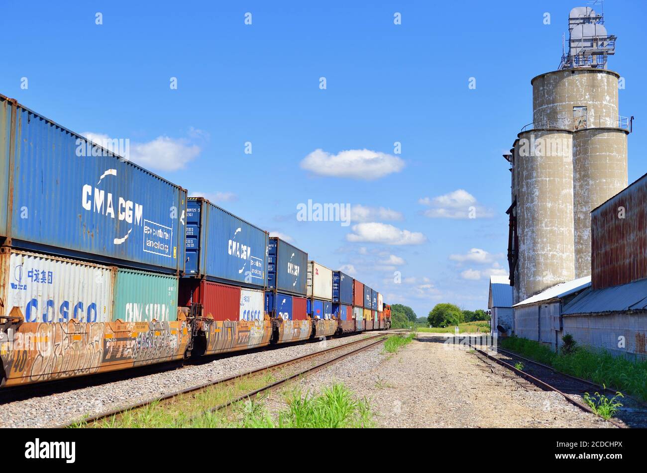 Chana, Illinois, Stati Uniti. Un trasporto intermodale o un treno stack Burlington Northern Santa Fe che passa attraverso Chana, Illinois. Foto Stock