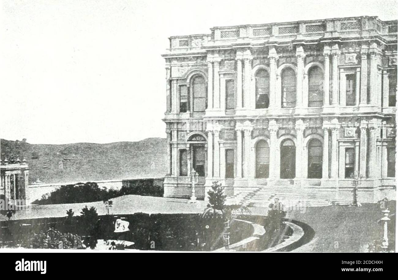 . Costruzione : una rivista per l'ingegneria architettonica e gli interessi contrattuali del Canada . ^^.IlIz K|IIK MAMIDIEH JAM .MOSQUE. Si avvicina al Bosforo per mezzo di scalini di marmo e banchina. Il palazzo di Tcheragan costa 30,000,000 dollari ed è costruito con il miglior marmo. Siamo lasciati, tuttavia, a sognare del suo interno su mptuous come i resti di noth-ing delle decorazioni e degli arredi che costano milioni. ii?-eletto dal Sultano Abdul-Aziz, secondo Edmondo de Amicis, itricorded uno dell'Alhambra, bar-ren e infiniti sono le stanze, e nulla per dimostrare il suo beautybut ex Foto Stock