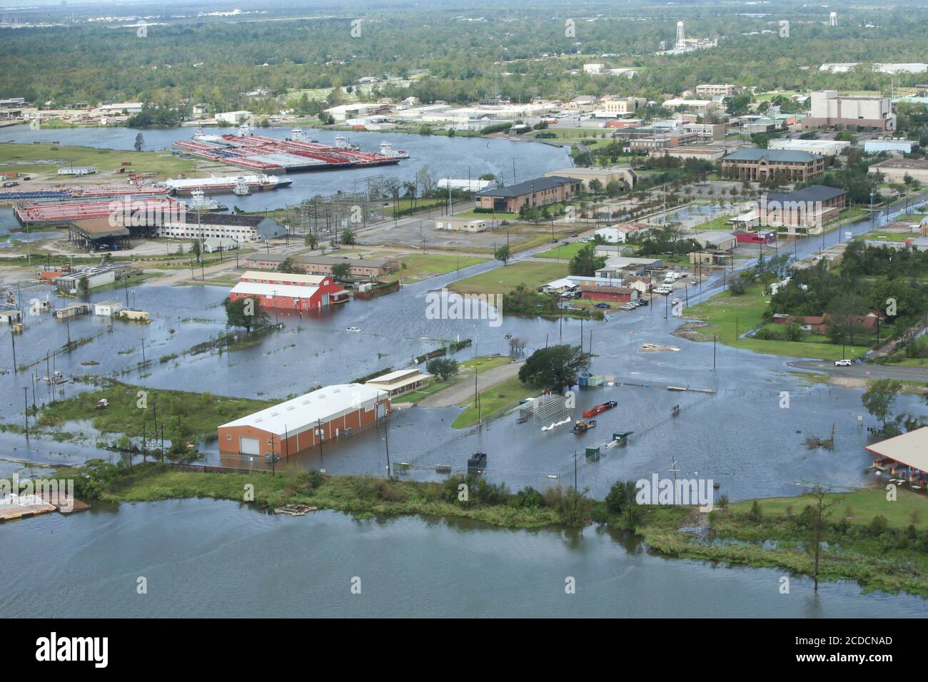 US Coast Guard Air Station Clearwater, Florida effettua un sorvolo per rilevare i danni post uragano Laura vicino a Orange, Texas, 27 agosto 2020. L'uragano Laura è diventato una categoria 4 prima di fare le frane. (STATI UNITI Guardia costiera foto di Petty ufficiale 3rd Paige Hause) Foto Stock