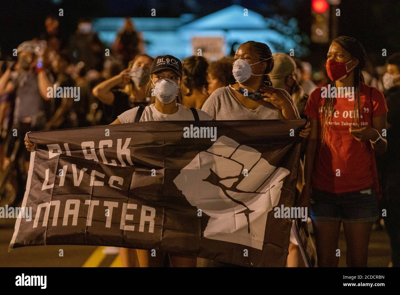 Washington, Stati Uniti. 27 Agosto 2020. I manifestanti protestano contro il discorso di accettazione del presidente degli Stati Uniti Donald Trump durante la nomina alla Convenzione Nazionale Repubblicana al Black Lives Matter plaza vicino alla Casa Bianca a Washington, DC giovedì 27 agosto 2020. Foto di Ken Cedeno/UPI Credit: UPI/Alamy Live News Foto Stock