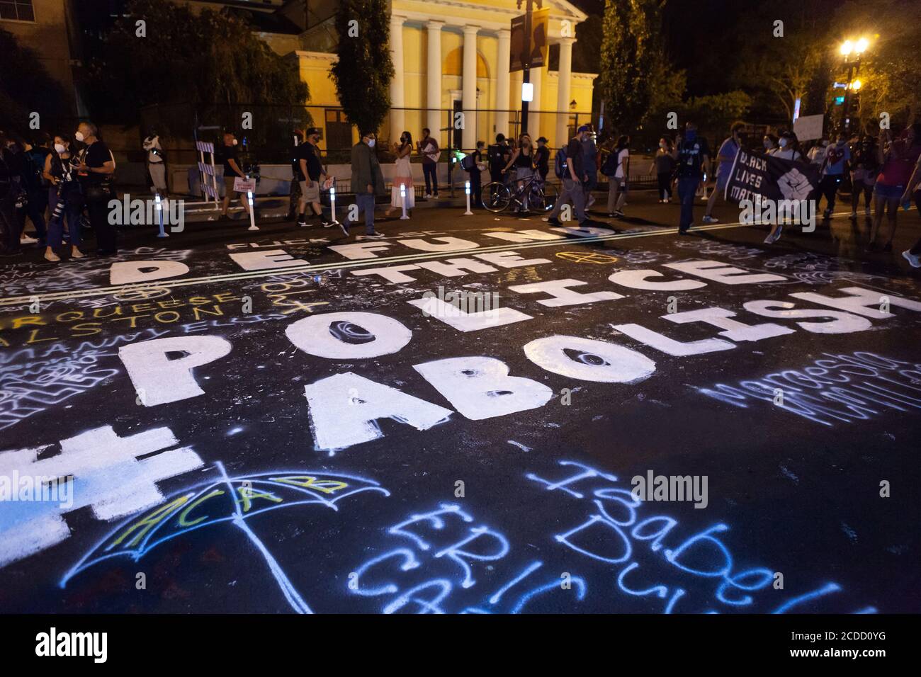 Washington, DC, Stati Uniti. 27 Agosto 2020. Nella foto: I dimostranti anti anti-razzisti hanno dipinto 'Defund the Police' sulla 16a strada durante le proteste anti-razziste a Black Lives Matter Plaza la notte prima della marcia su Washington. Questa sezione di strada in precedenza aveva lo stesso messaggio dipinto su di essa, ma è stato lastricato dalla città la settimana prima. Credit: Allison C Bailey/Alamy Credit: Alison Bailey/Alamy Live News Foto Stock