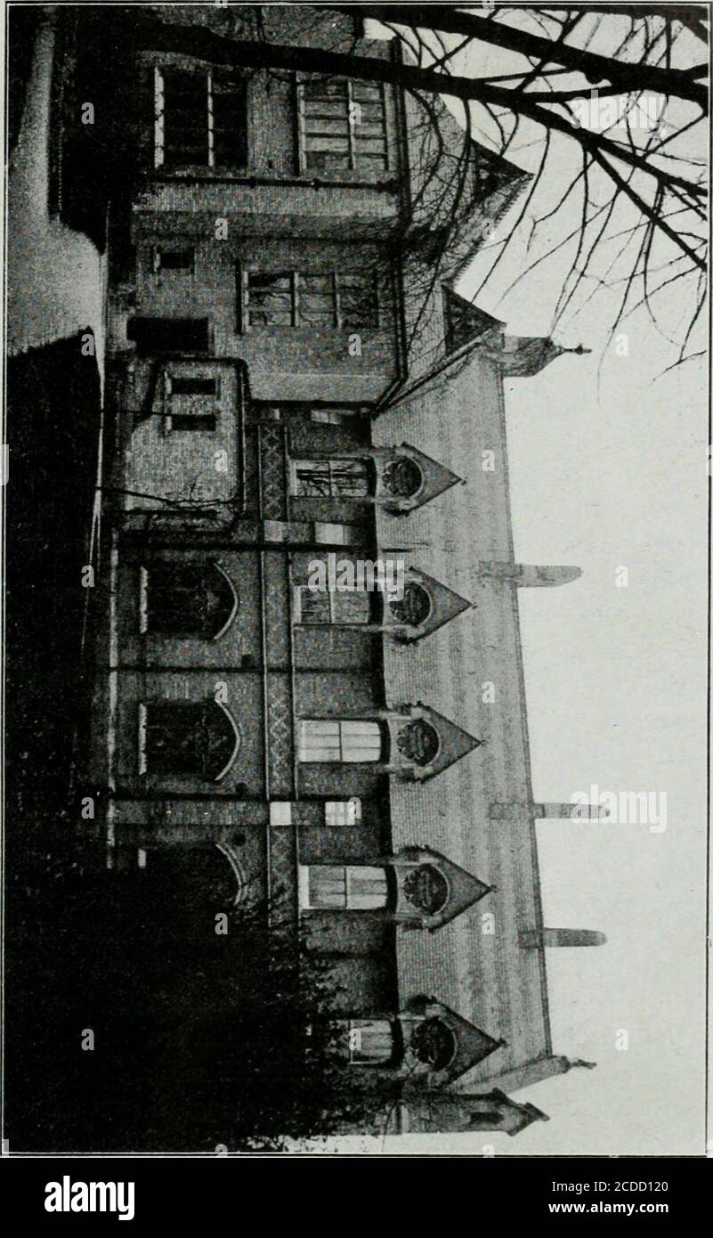 . Les Oblats de Marie Immaculée durant le Premier siècle de leur existion . Route de léglise du bois,WoodcJmrch Road ; le bois ou la forêt de Saint-Jean, S^ Johns Wood, ecc. Vers 1115, en ce lieu, alors désert et presque sauv^age, fut fondé parla reine Mathilde, fille de sainte Marguerite dEcosse, et femme du roiHenri i^r dAngleterre, un monastère de Bénédictines, bientôt célèbre, et dans les mathurs duquècles, pendant des sancires. dâmesse Il en fut ainsi jusquà la persécution dHenri VIII. Confisqué en1536, cet édifice, dépouillé, ravagé, finit par tomber en ruines. Foto Stock