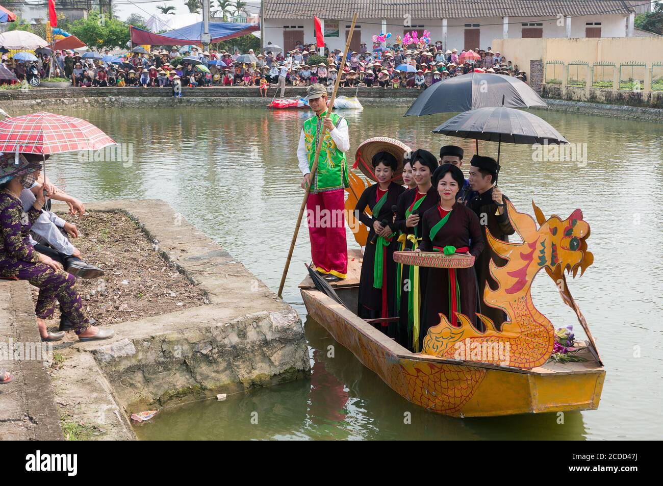 festival, canto popolare sulla barca. Patrimonio immateriale dell'umanità, tenuto presso i laghi Bac Ninh, Vietnam Foto Stock
