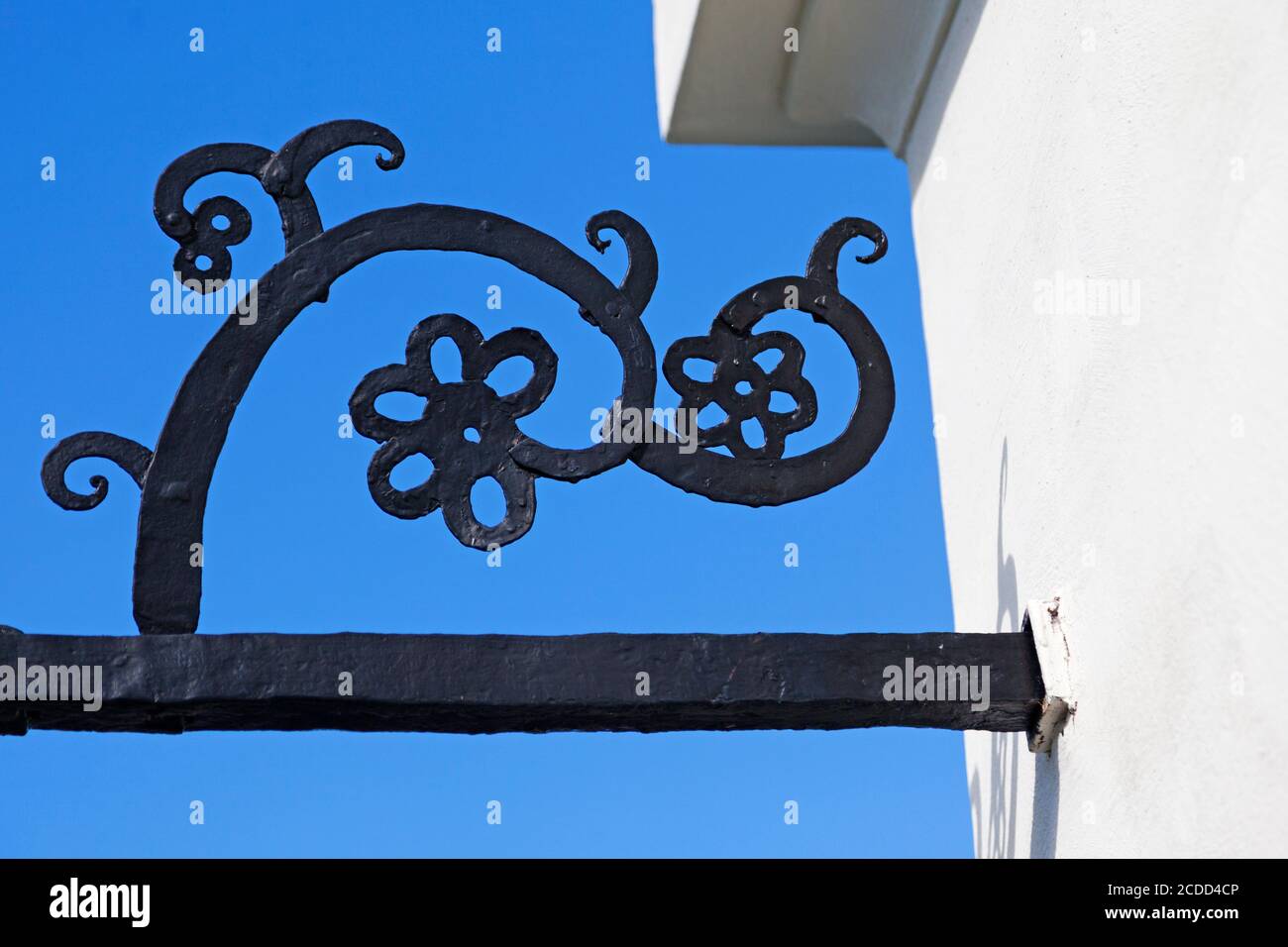Skelleftea, Norrland Svezia - 1 agosto 2020: Ornamento floreale in metallo sopra la porta della chiesa Foto Stock