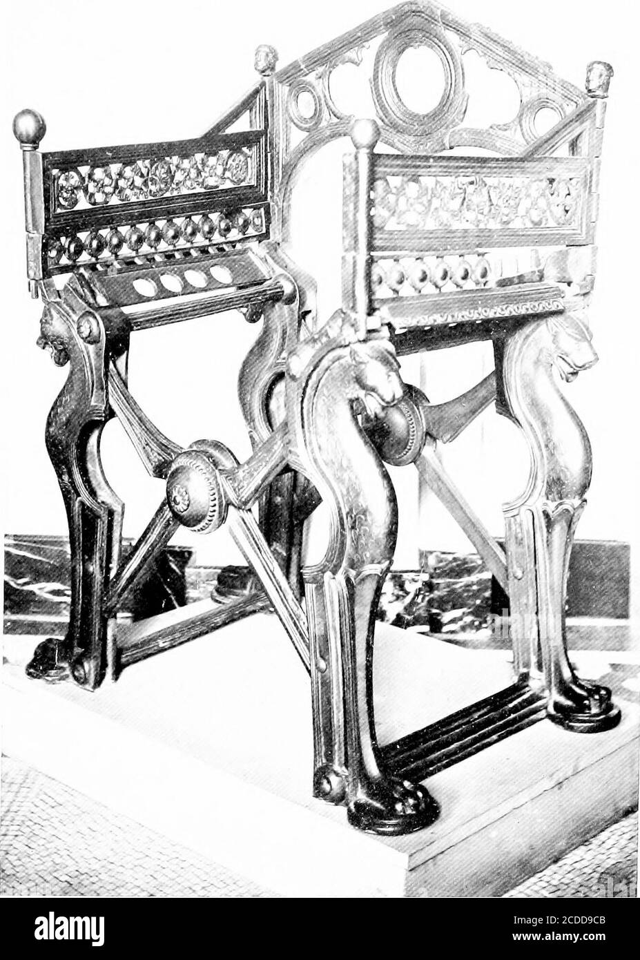 . Dinanderie; una storia e una descrizione dell'opera d'arte di mediæval in rame, ottone e bronzo . gli artisti erano principalmente impegnati sono stati theenriched porzioni di armi e fibbie, fibule e altri ornamenti per abiti, e questi spesso adornedcon una rude specie di smalto di campieve. In Inghilterra una sorta veridimica di lavoro bronzeo prevalse tra i sassoni, dimostrando, forse, più distintamente l'influenza scandinava. In Irlanda il metallo era ugualmente in uso comune, come si trova, per esempio, nelle campane di bronzo fuso, che avevano superato quelle formate da lastre di ferro rivettate; e il celebre bel Foto Stock