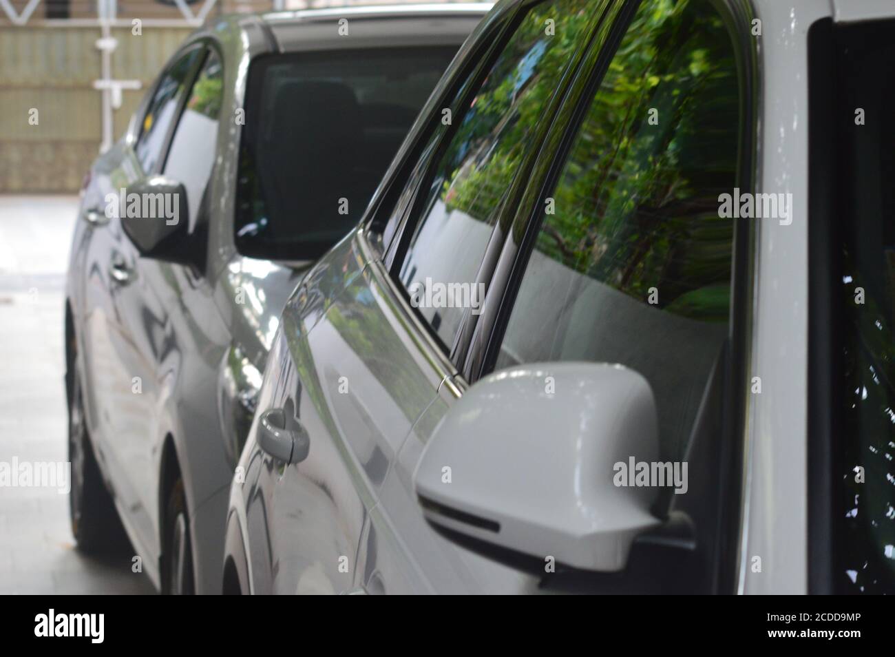 Auto di lusso parcheggiate in una casa moderna in India Foto Stock