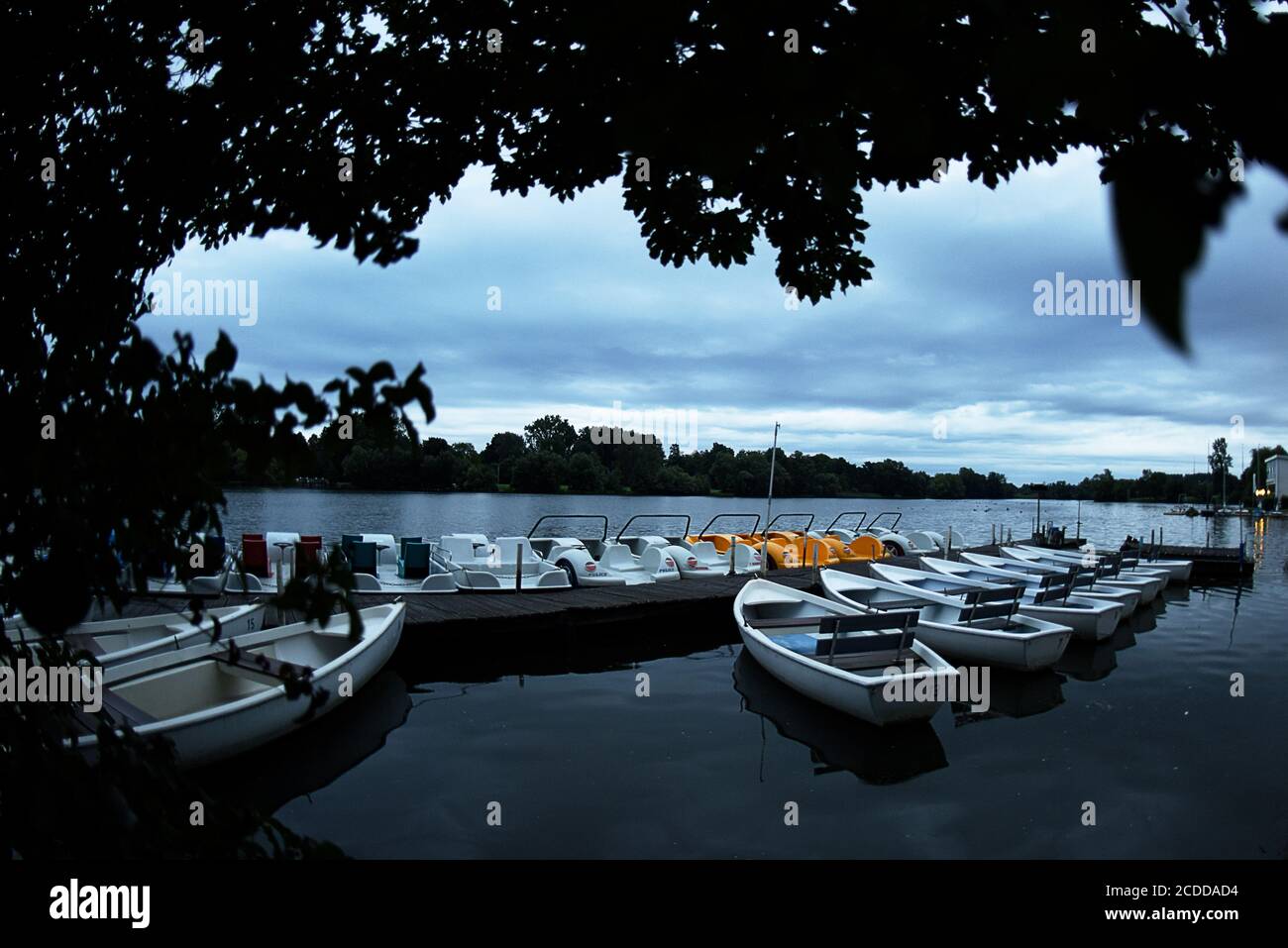 28 agosto 2020, bassa Sassonia, Göttingen: Nuvole scure passano sopra barche a remi e pedalò la mattina presto, che si trovano su un molo nel lago di ghiaia di Göttingen. Foto: Swen Pförtner/dpa Foto Stock