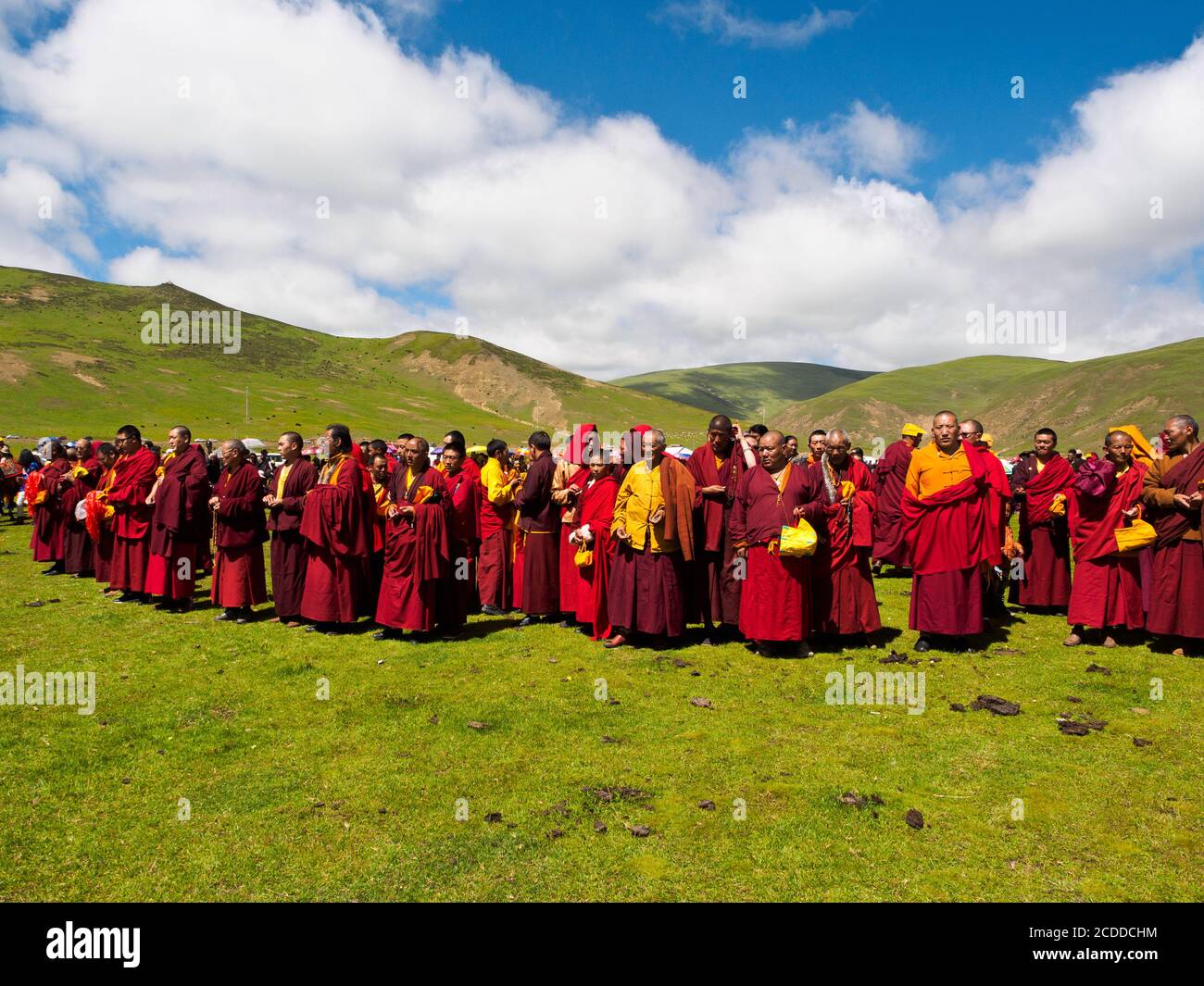 Un gruppo di monaci tibetani del vicino monastero si riuniscono al festival dei cavalli vicino a Litang City. Foto Stock