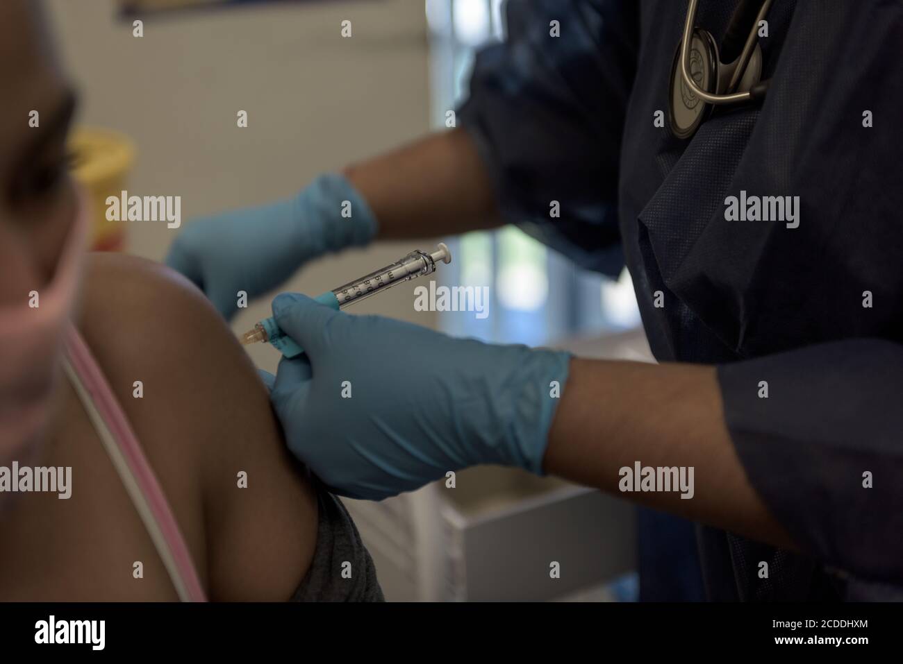 Un volontario per il vaccino candidato Oxford trial a Cape L'ospedale Groote Schuur della città viene iniettato con un test COVID-19 vaccino Foto Stock