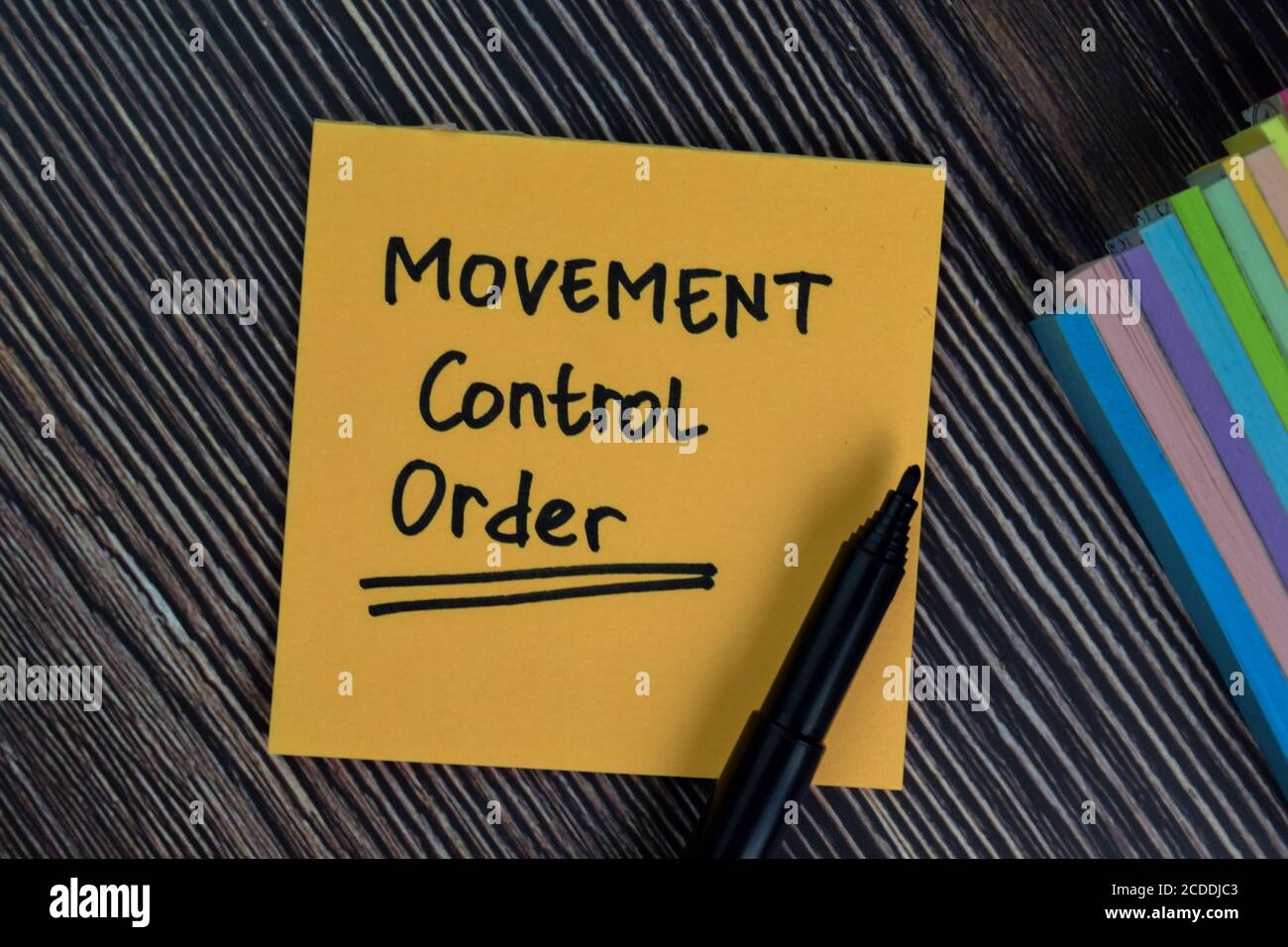 Ordine di controllo del movimento scrivere su note adesive isolate sulla scrivania dell'ufficio. Foto Stock